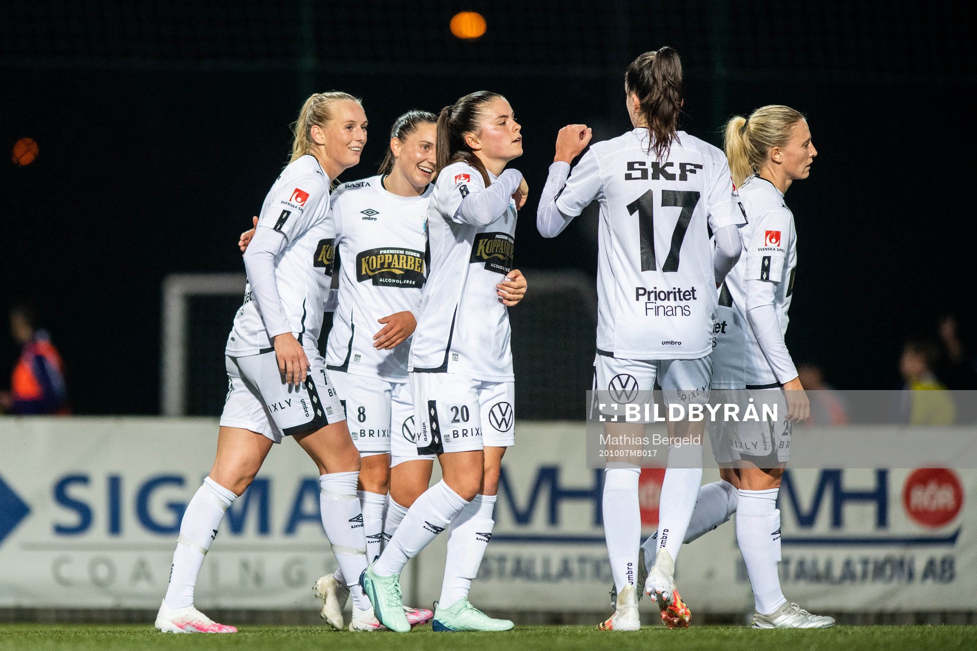 Göteborgs Stina Blackstenius jublar med lagkamrater efter 0-6 under fotbollsmatchen i Svenska Cupen mellan Jitex och Kopparbergs/Göteborg den 7 oktober 2020 i Mölndal.