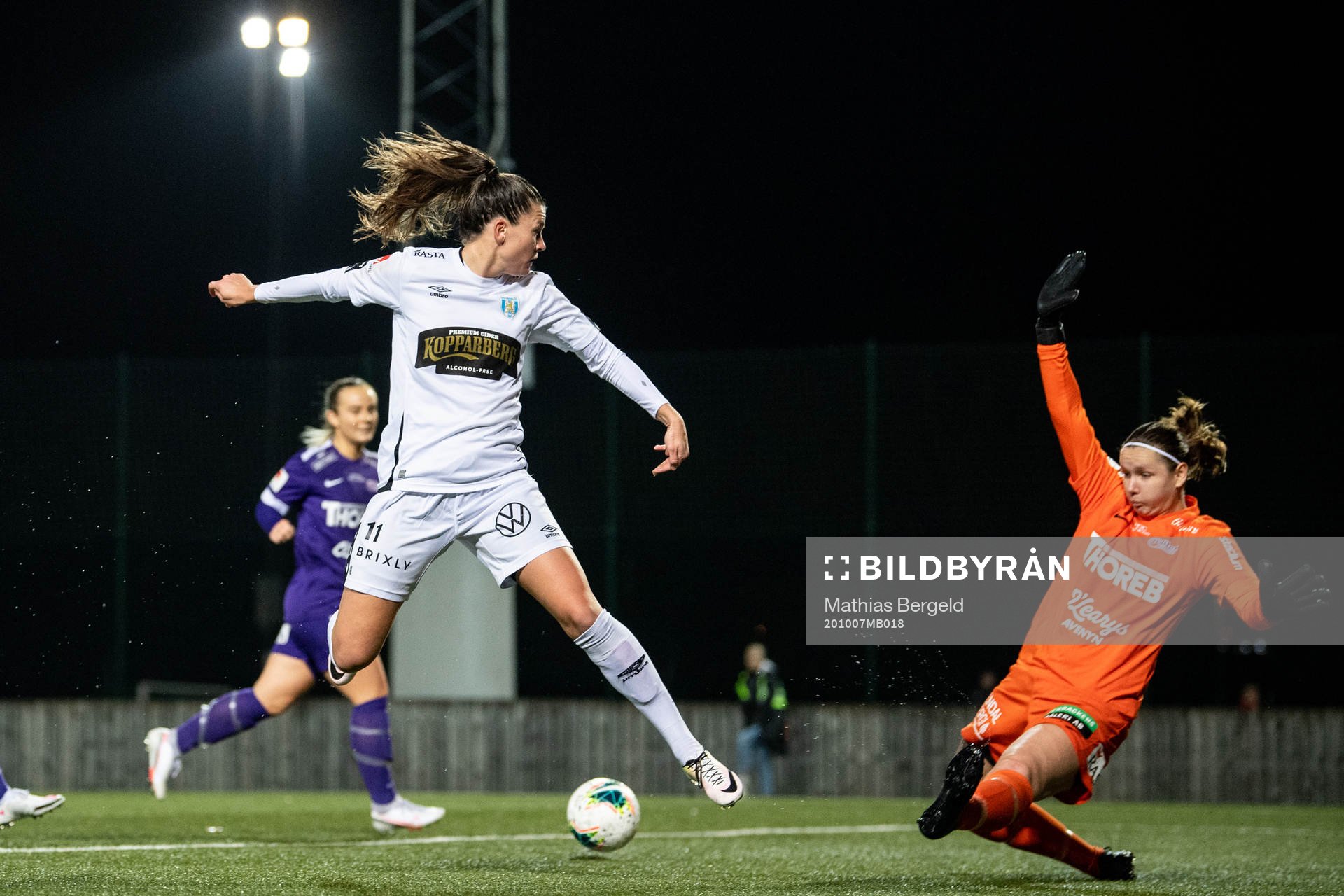 Göteborgs Pauline Hammarlund och Jitex målvakt Anna Larsson under fotbollsmatchen i Svenska Cupen mellan Jitex och Kopparbergs/Göteborg den 7 oktober 2020 i Mölndal.