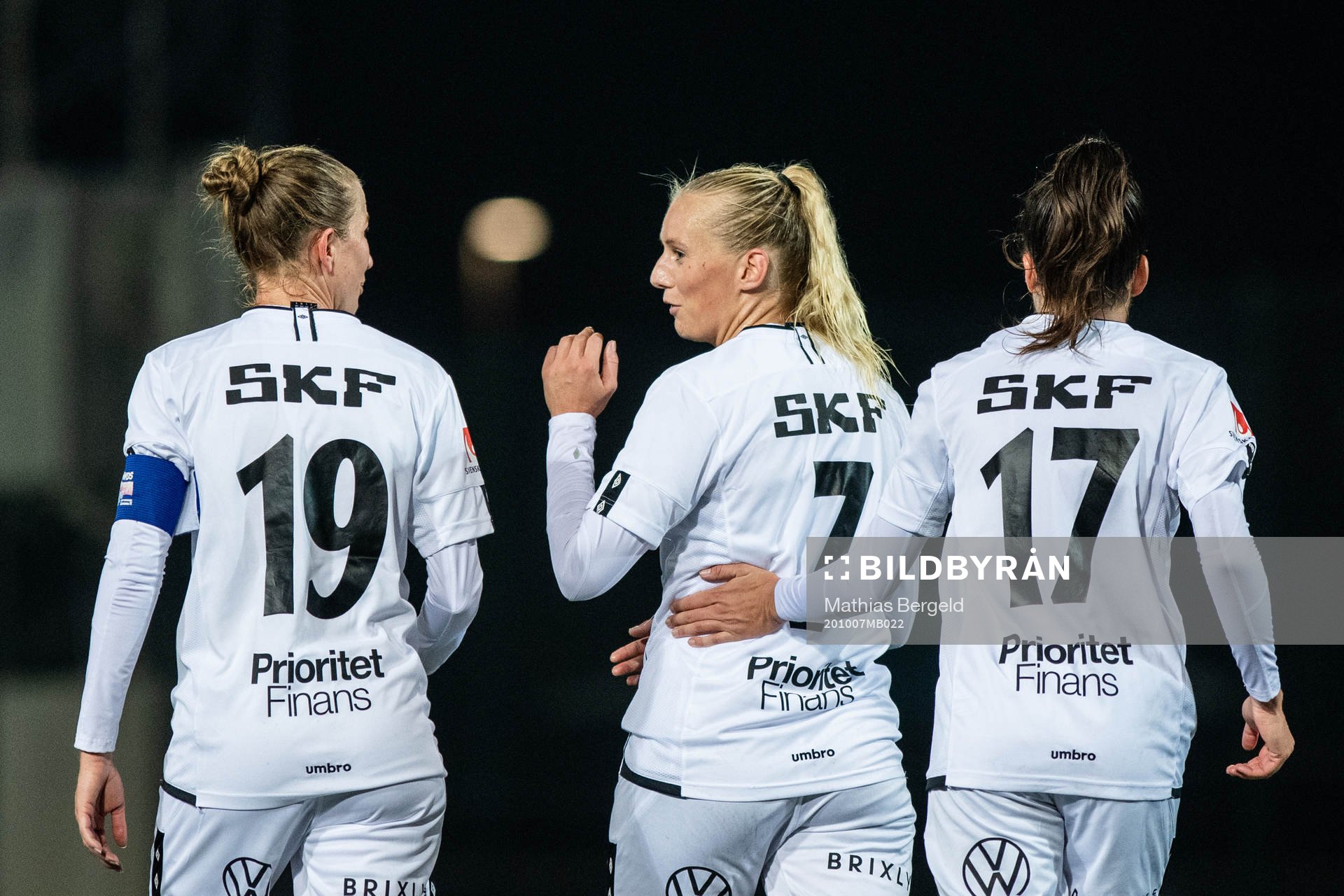 Göteborgs Stina Blackstenius (m) jublar med Emma Berglund