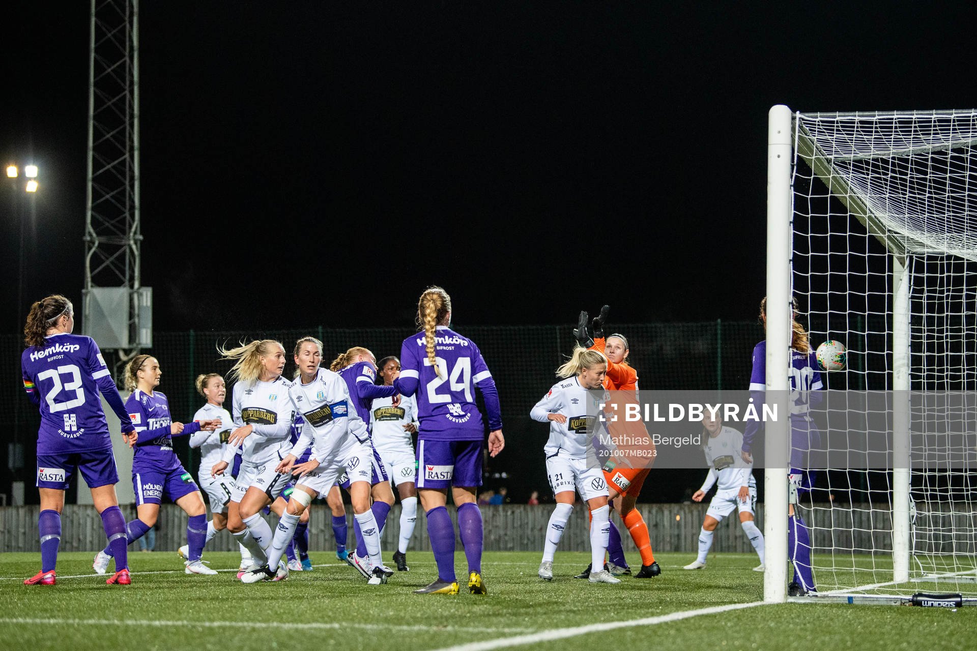 Göteborgs Stina Blackstenius gör 0-7 bakom Jitex målvakt