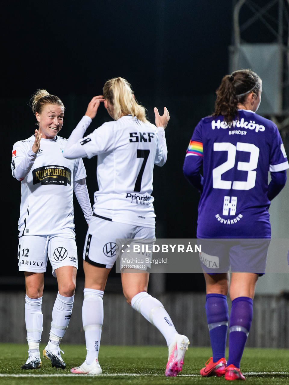 Göteborgs Emily Sonnett jublar med Stina Blackstenius