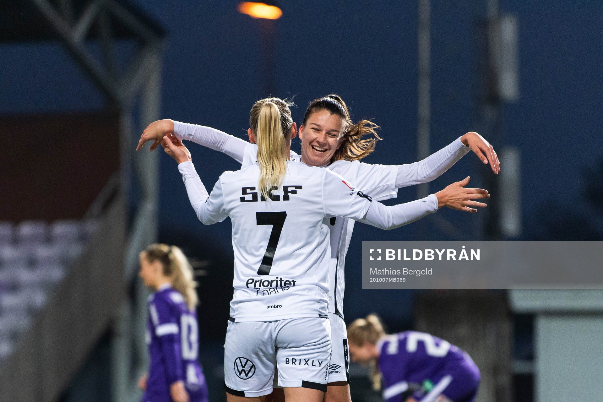 Göteborgs Stina Blackstenius jublar med målskytten till