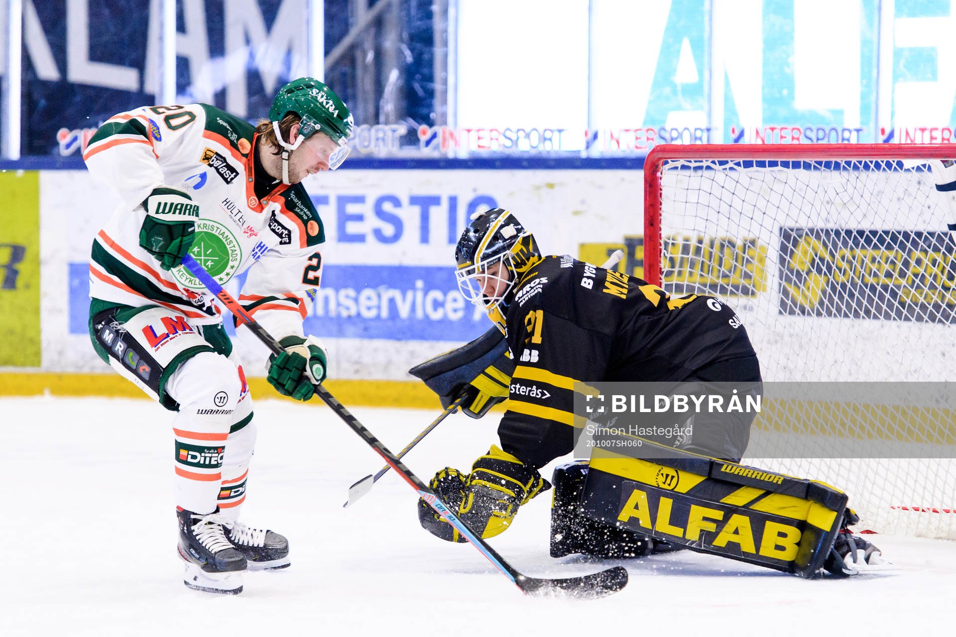 Kristianstads Erik Flood och Västerås målvakt Jesper