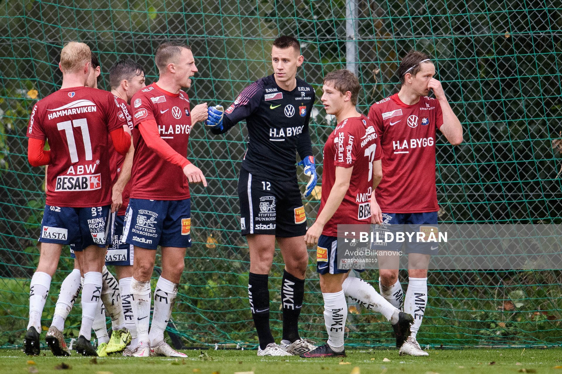 Löddes målvakt Samuel Liljedahl  jublar