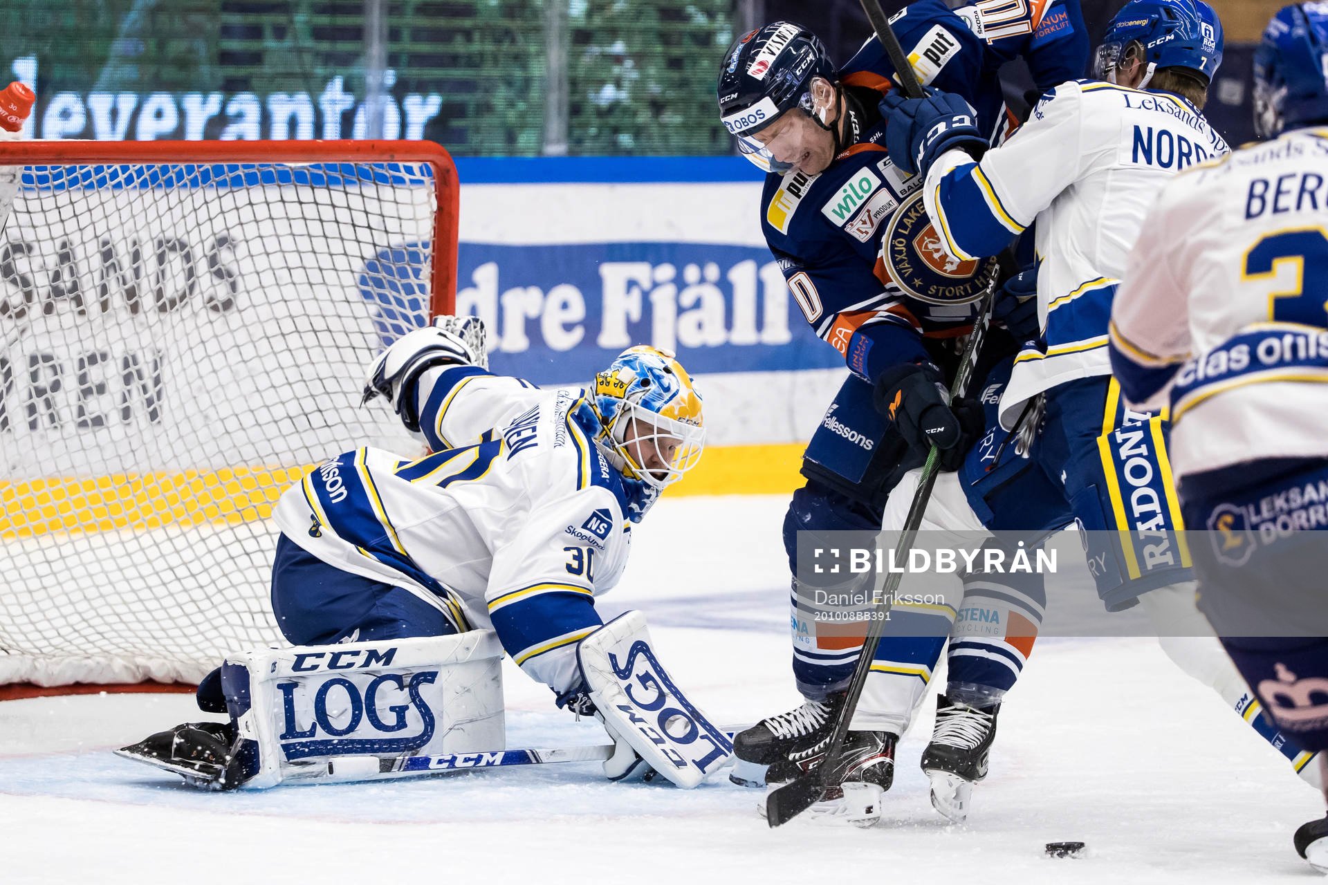 Leksands målvakt Janne Juvonen och Växjös Richard Gynge