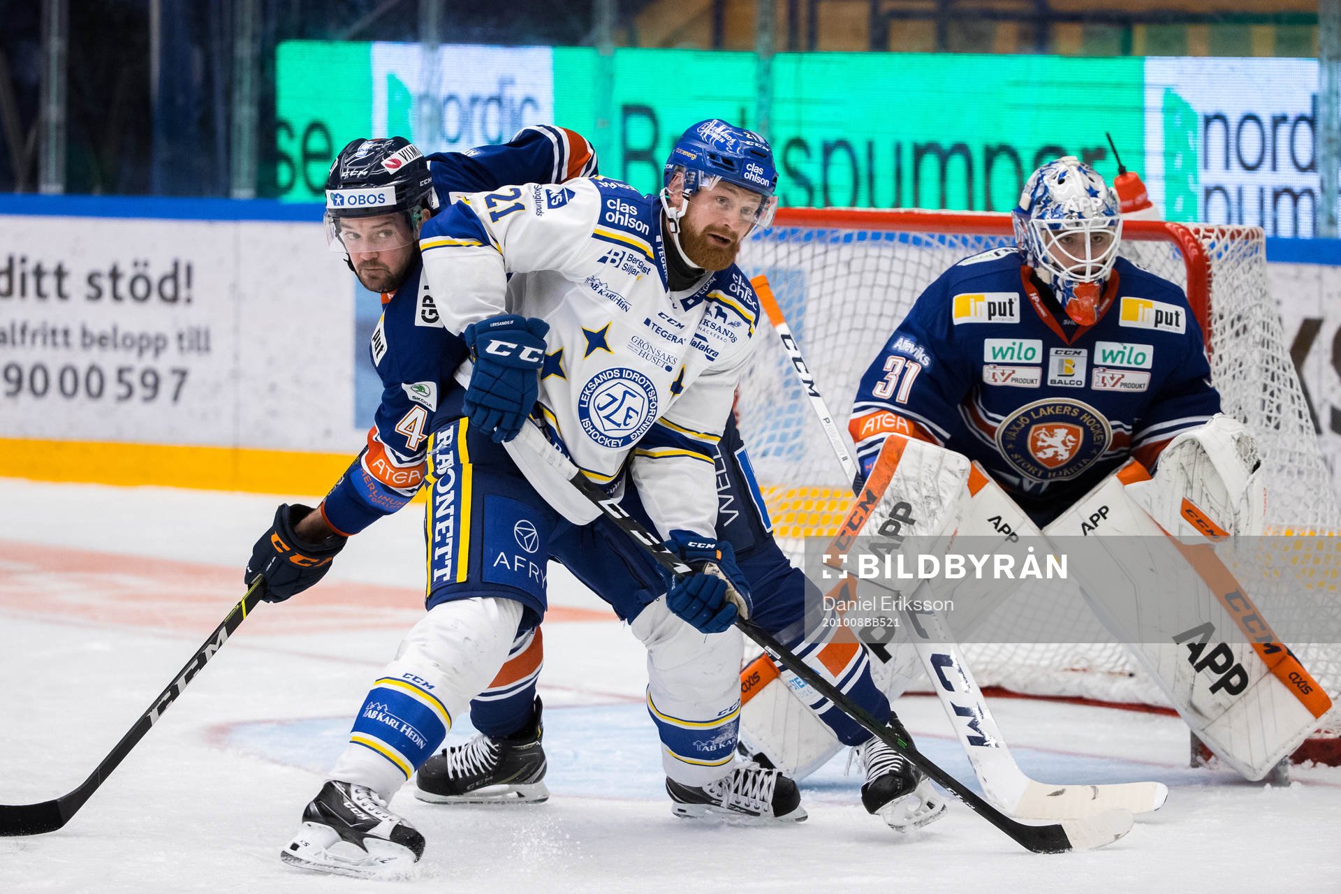 Leksands Mattias Ritola oroar framför Växjös Tim Erixon