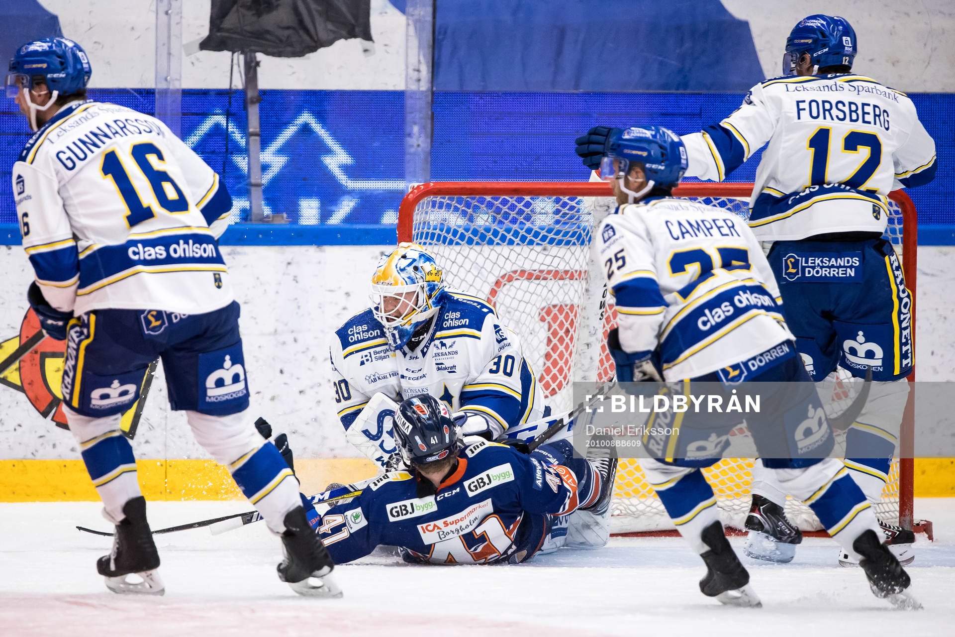 Leksands målvakt Janne Juvonen och Växjös Ludvig Nilsson