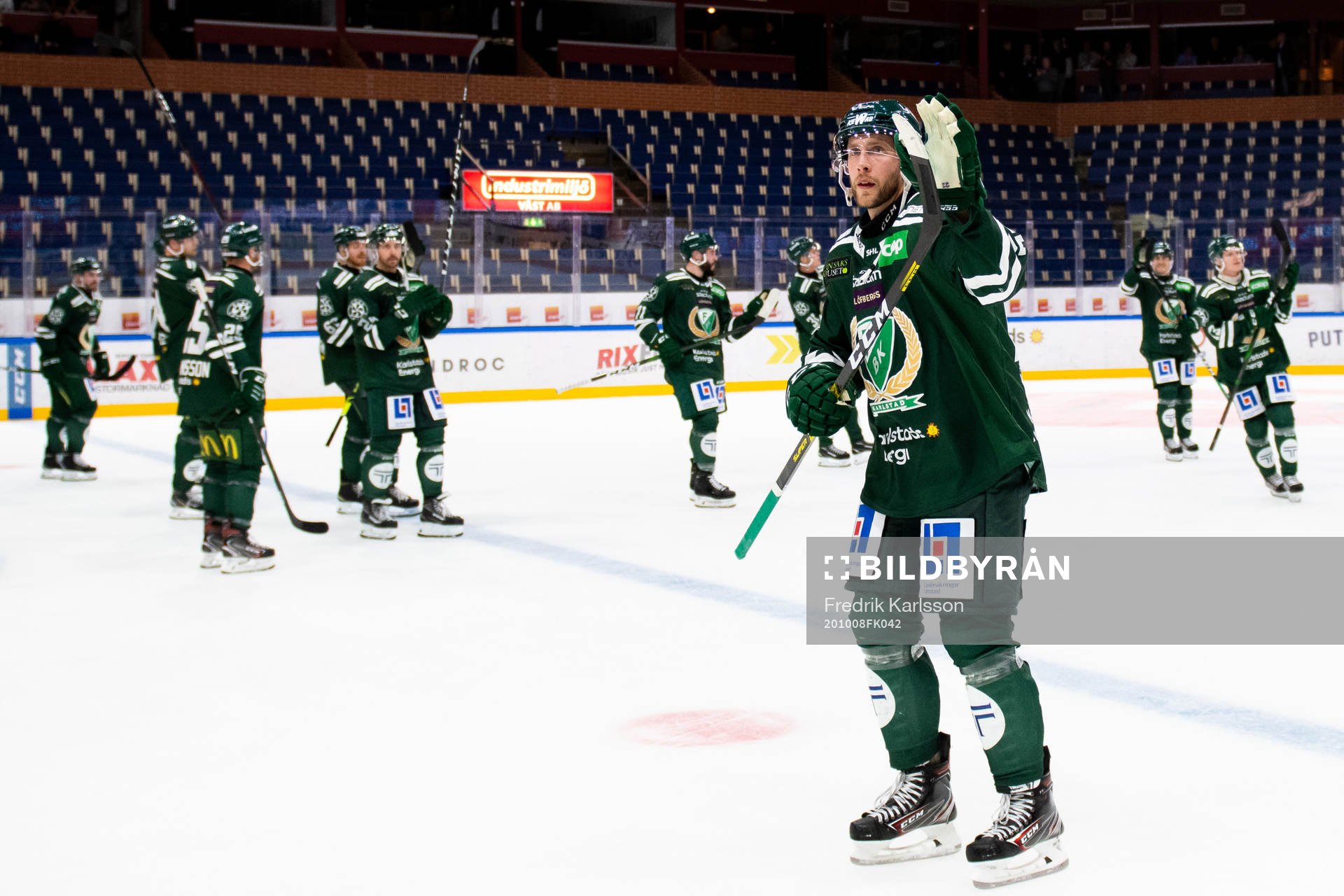 Färjestads Per Åslund jublar med lagkamrater
