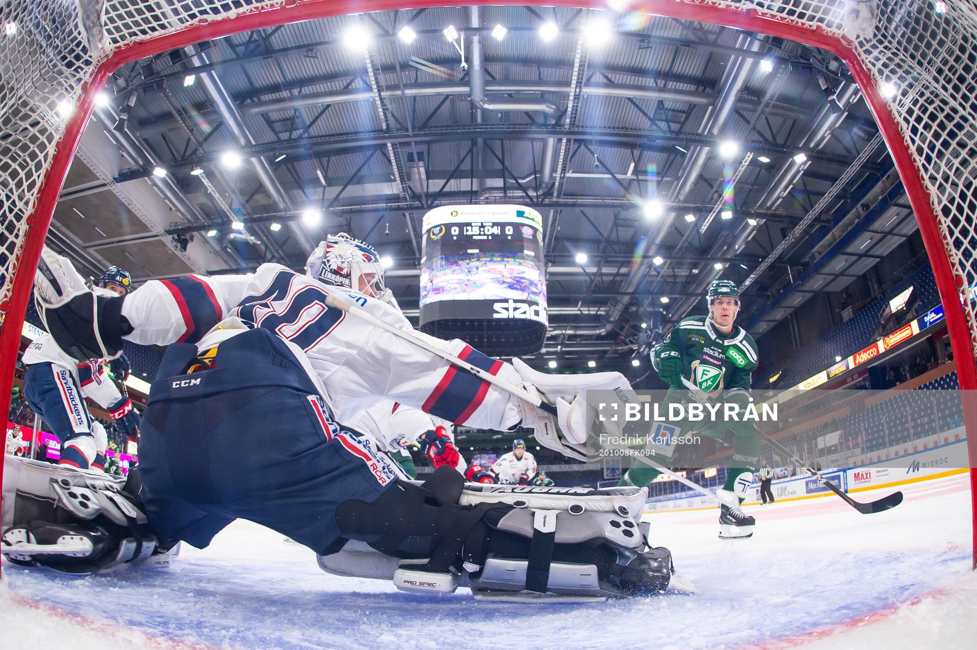 Färjestads Carl Jakobsson skjuter 1-0 bakom Linköpings