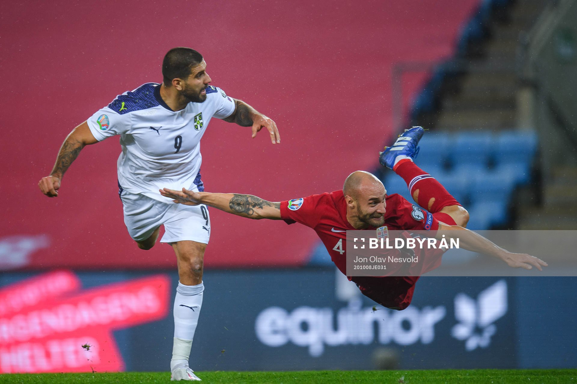 Aleksandar Mitrovic of Serbia and Tore Reginiussen of Norway