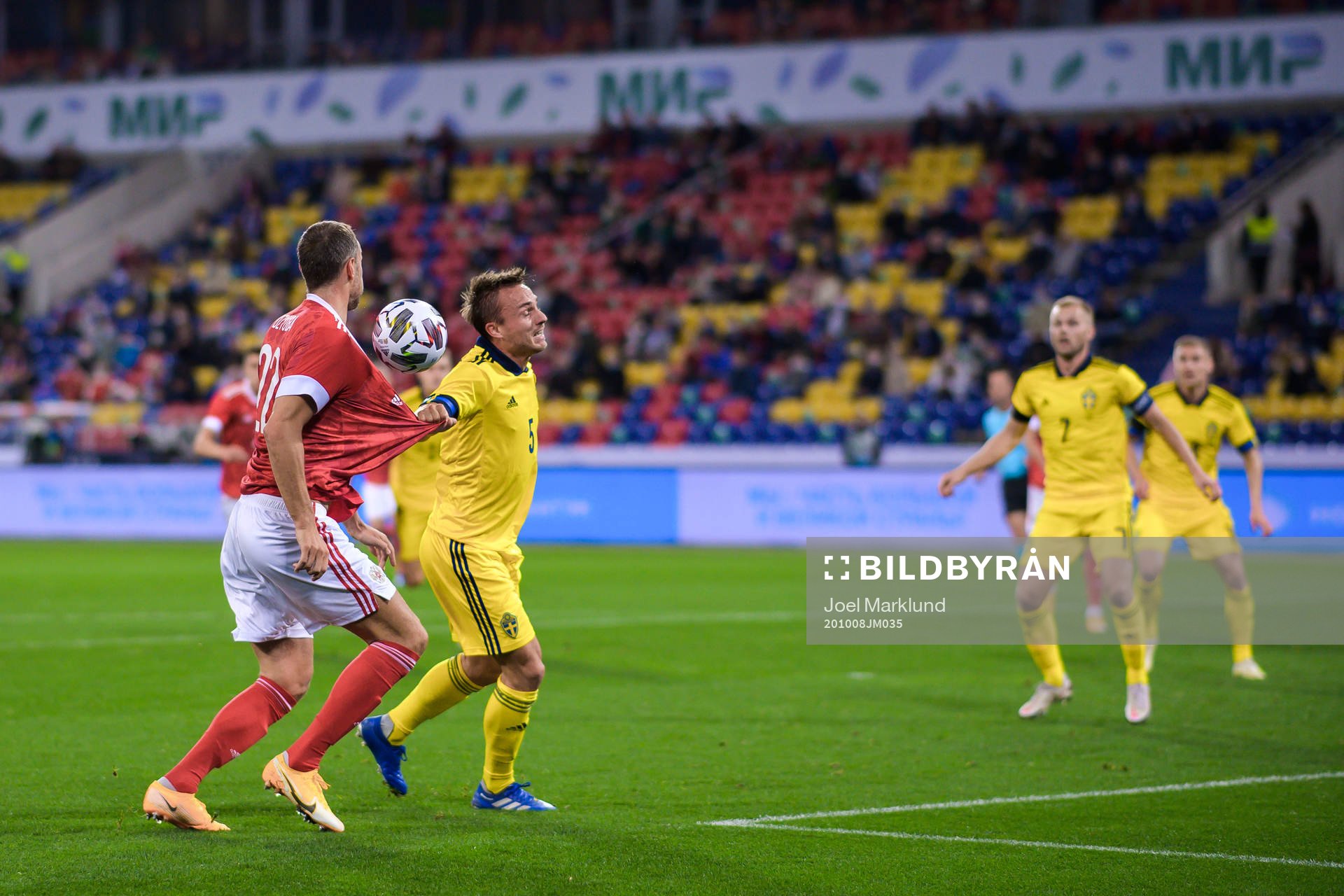 Artem Dzyuba of Russia and Pierre Bengtsson of Sweden