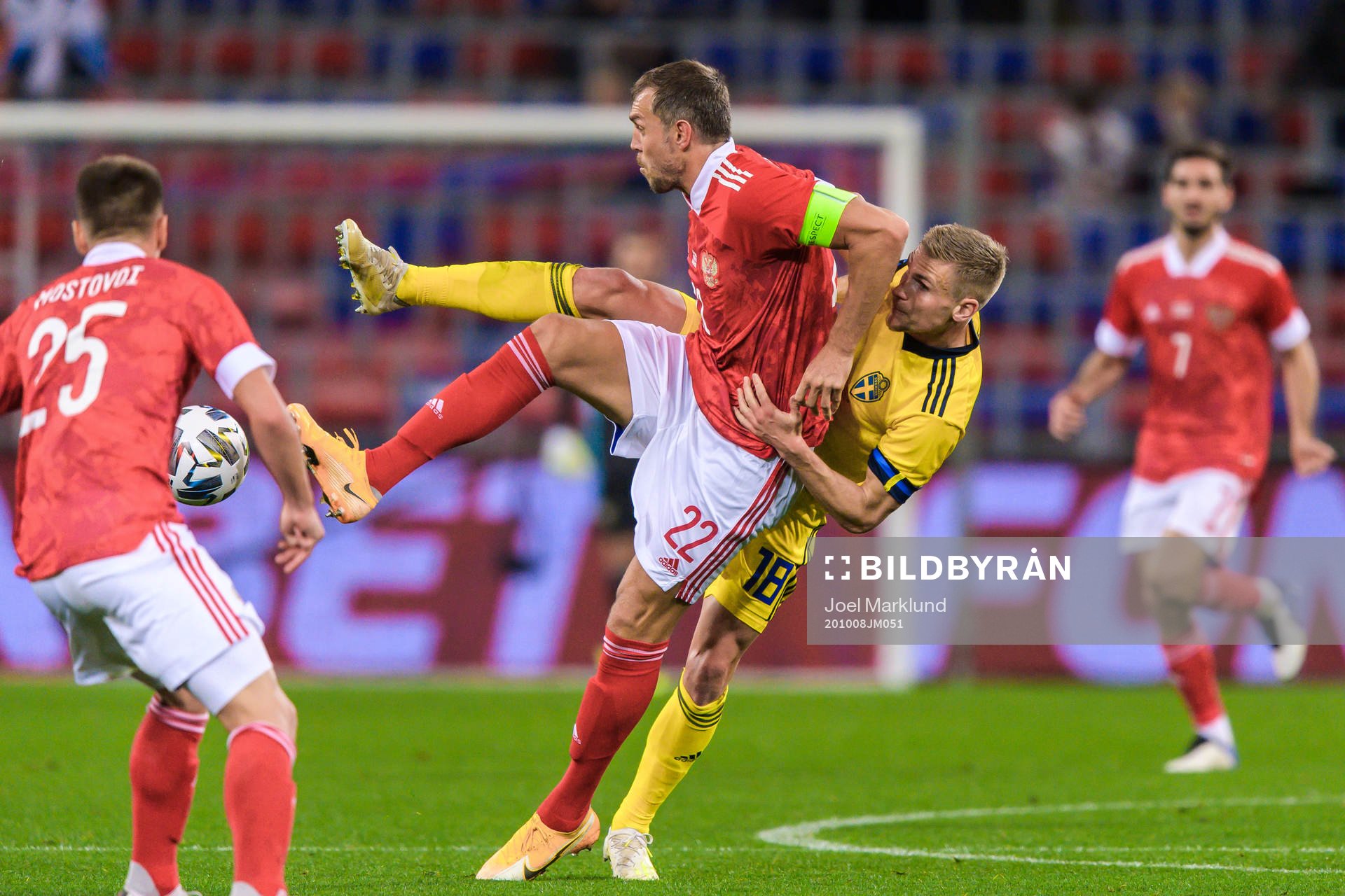 Artem Dzyuba of Russia and Carl Starfelt of Sweden
