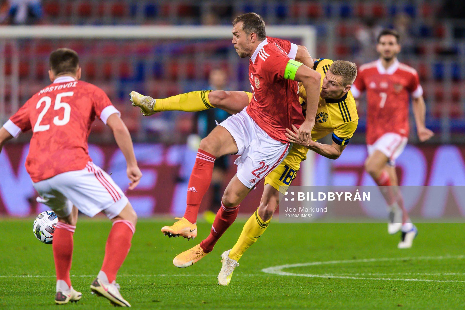 Artem Dzyuba of Russia and Carl Starfelt of Sweden