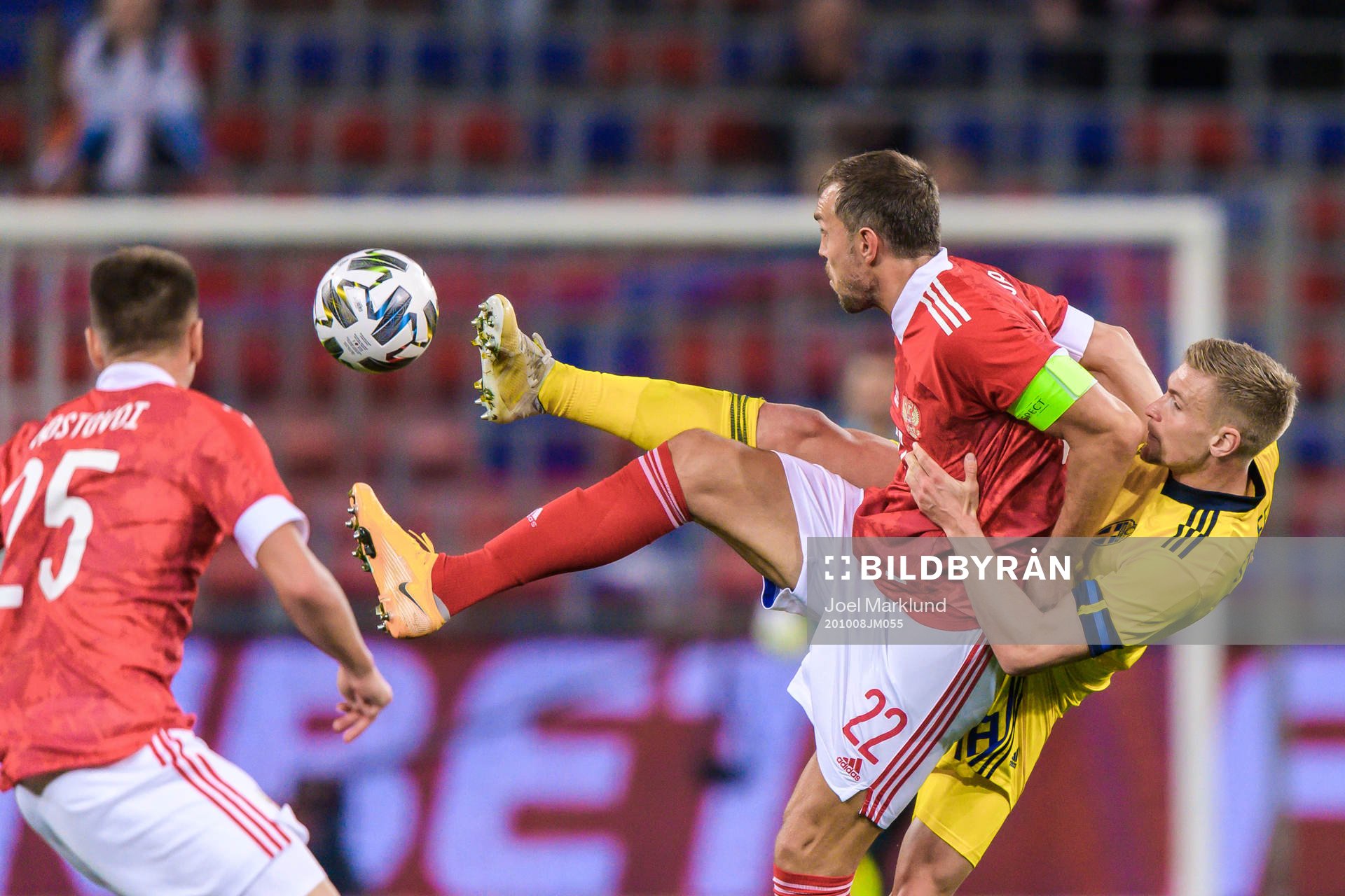 Artem Dzyuba of Russia and Carl Starfelt of Sweden