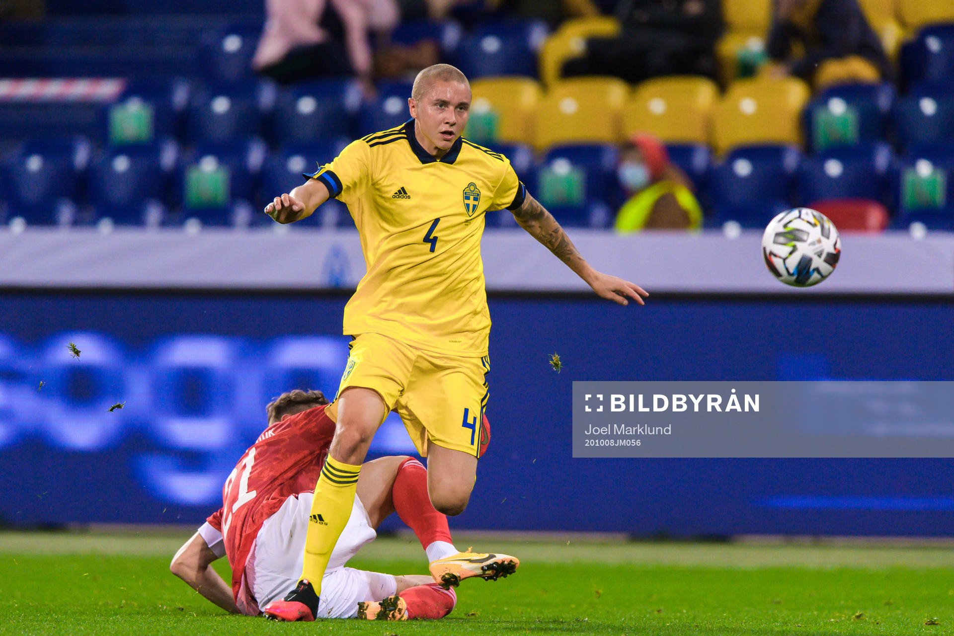 Anton Miranchuk of Russia and Sebastian Holmén of Sweden