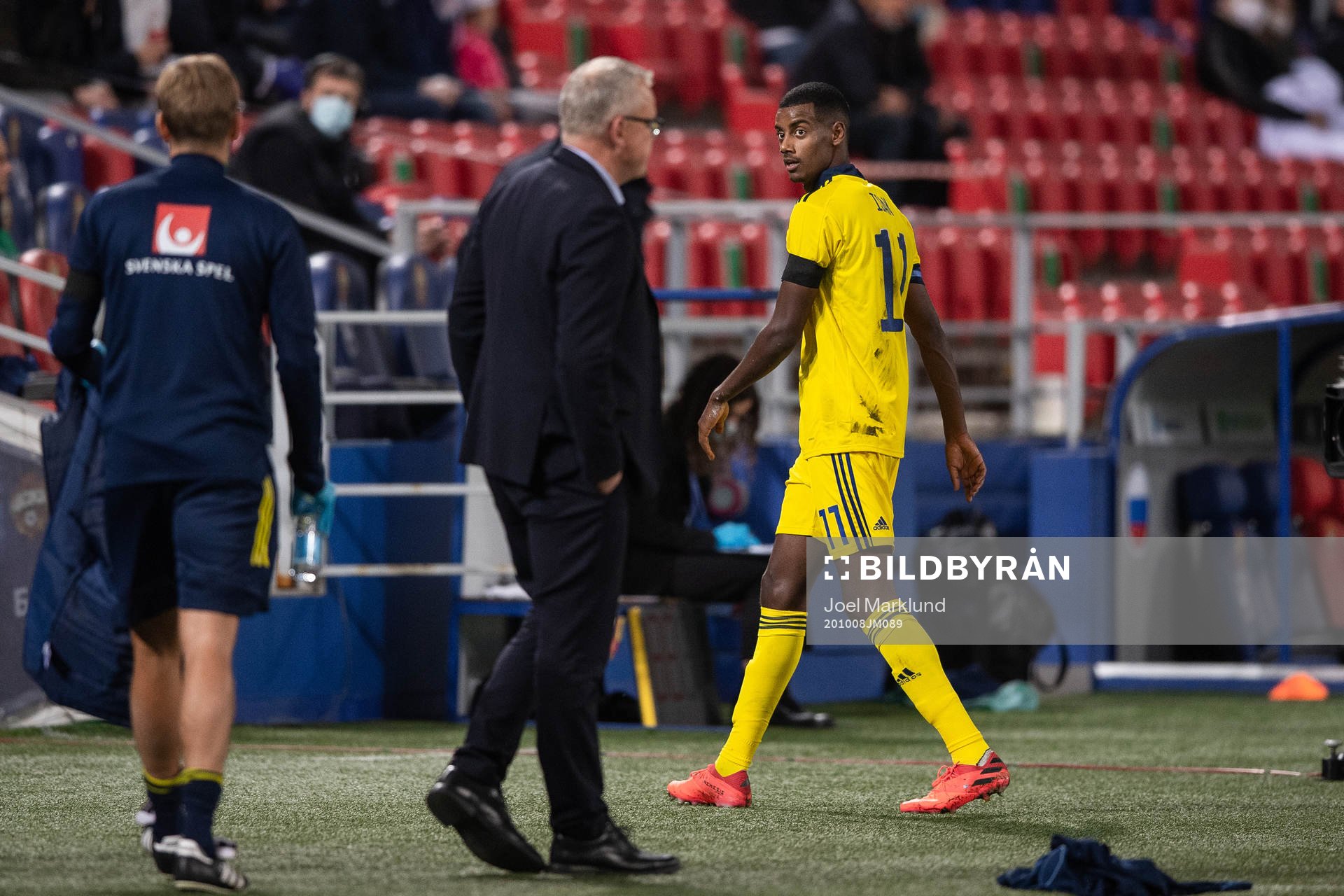Alexander Isak and head coach Janne Andersson of Sweden