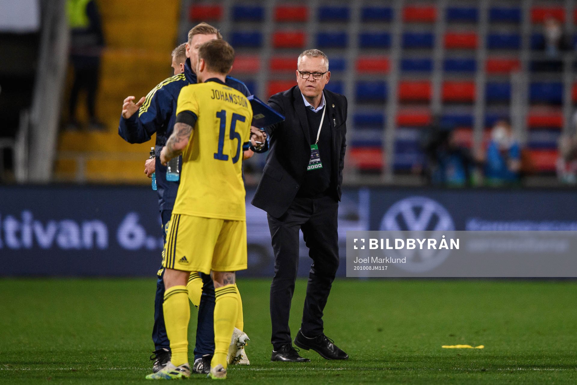 Mattias Johansson and head coach Janne Andersson of Sweden