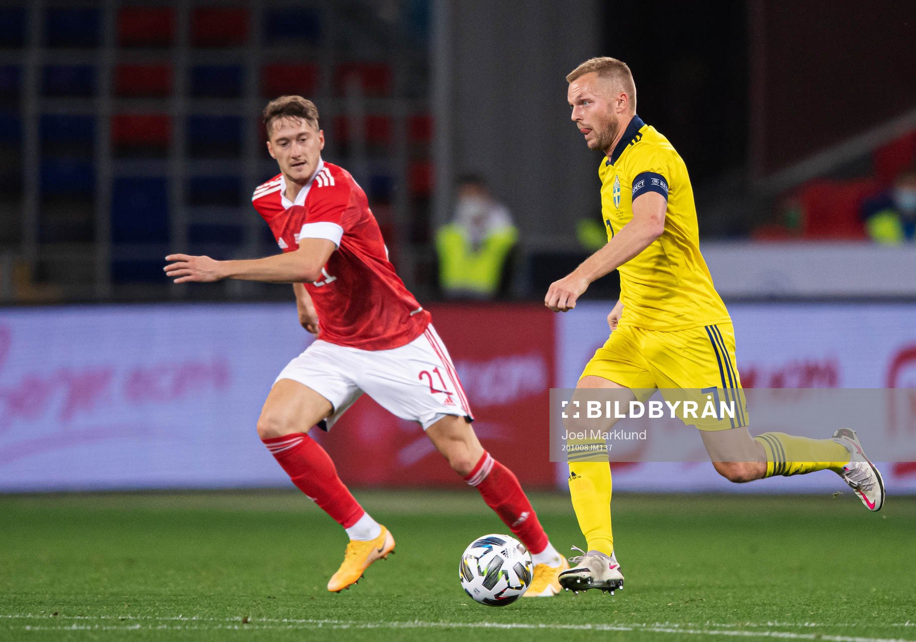 Anton Miranchuk of Russia and Sebastian Larsson of Sweden