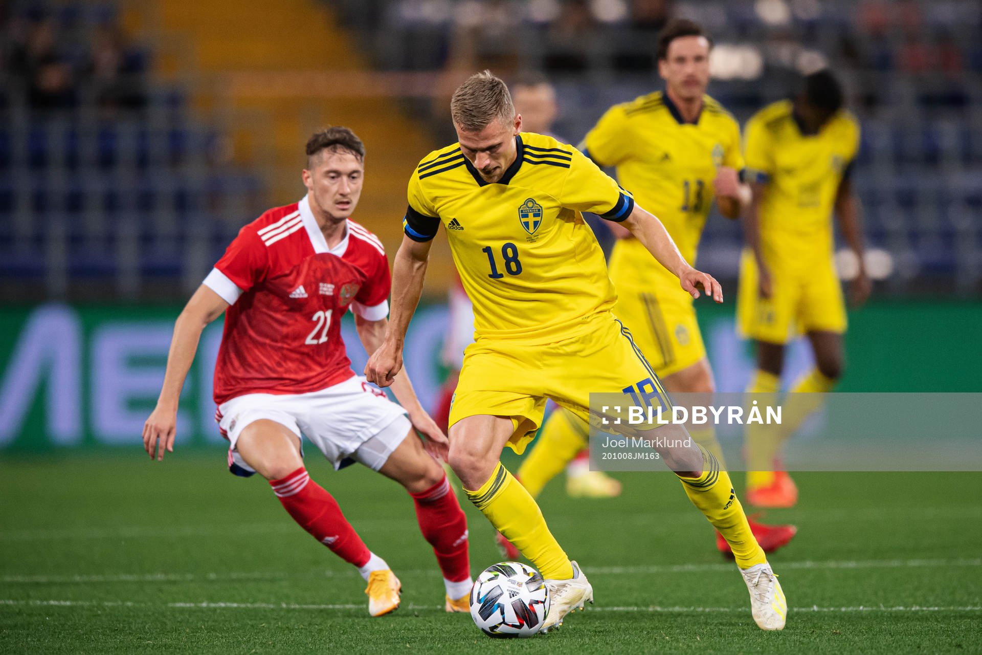 Anton Miranchuk of Russia and Carl Starfelt of Sweden