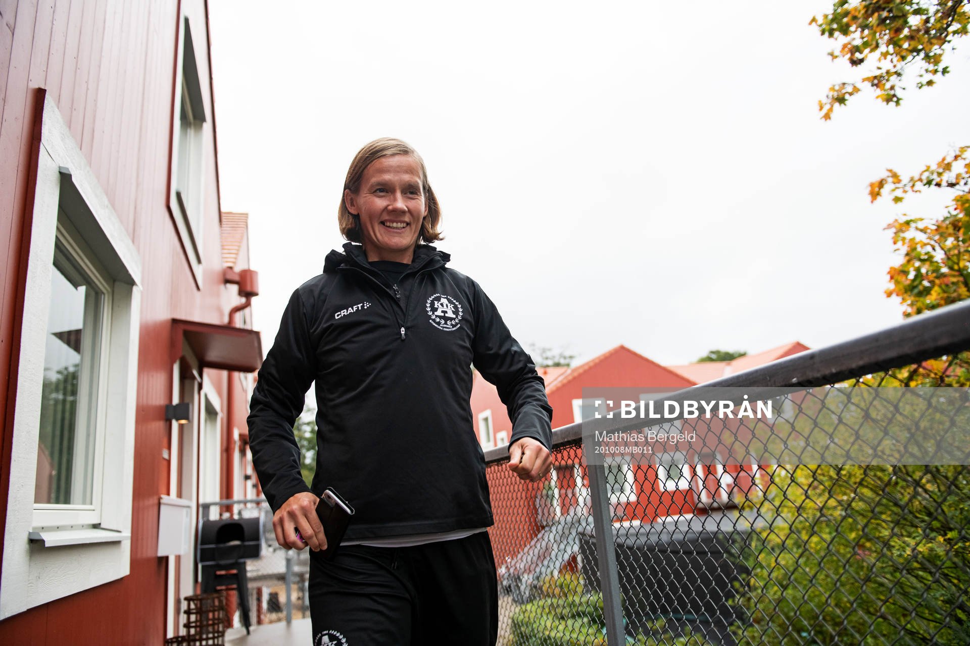 Alingsås KIK:s Jessica Julin lämnar lägenheten inför en fotbollsträning den 8 oktober 2020 i Alingsås.