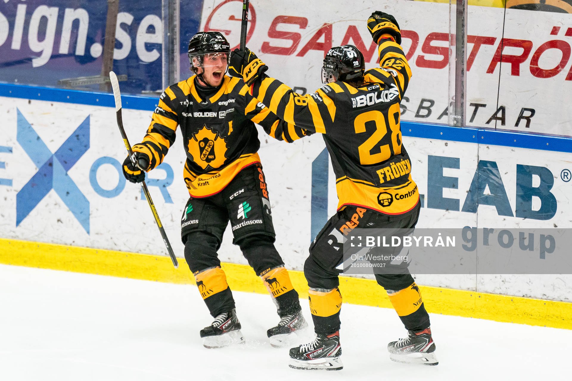 Skellefteås Jesper Frödén och Andreas Wingerli jublar