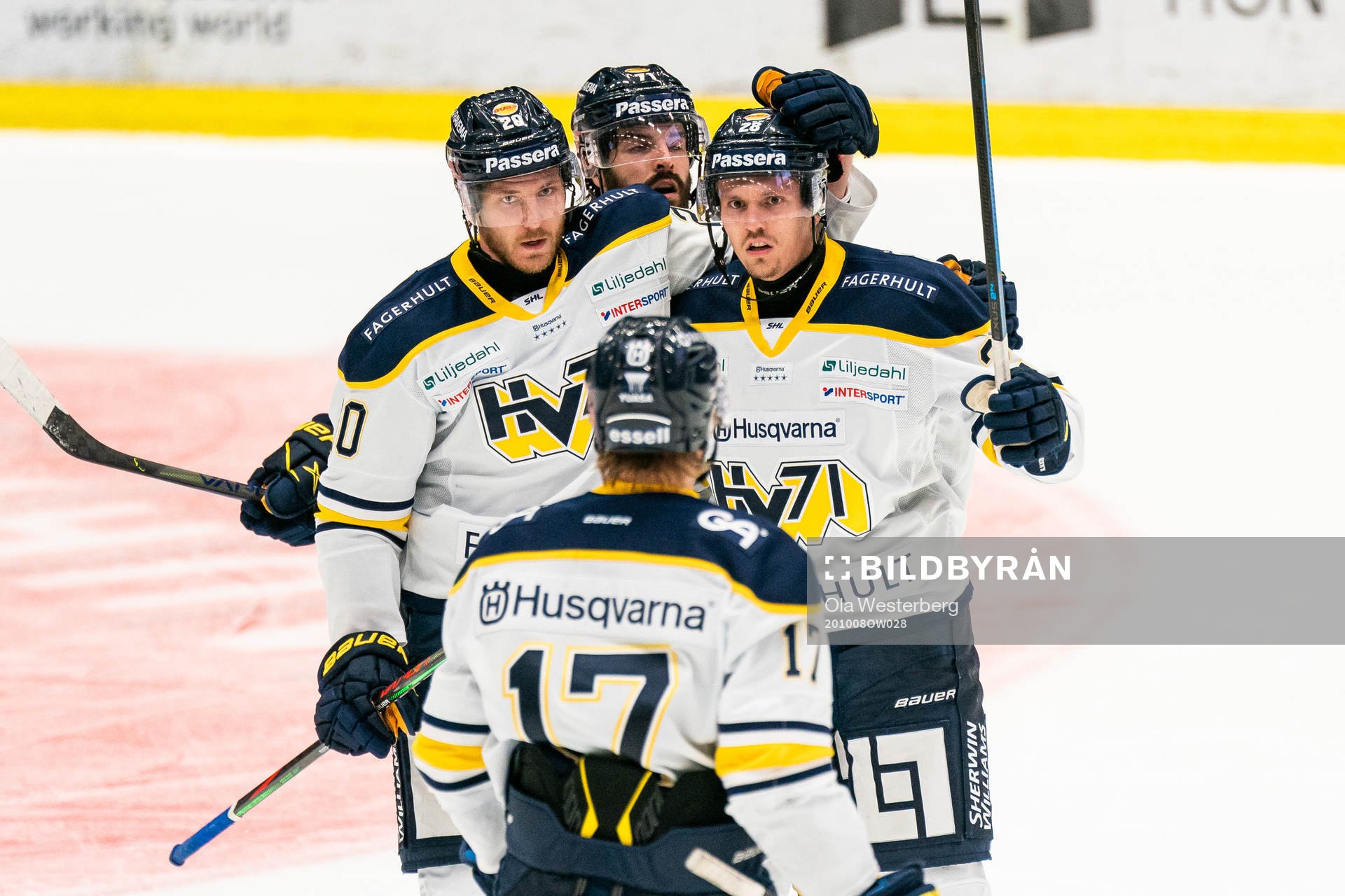 s Johannes Kinnvall, Linus Sandin och Emil Johansson jublar