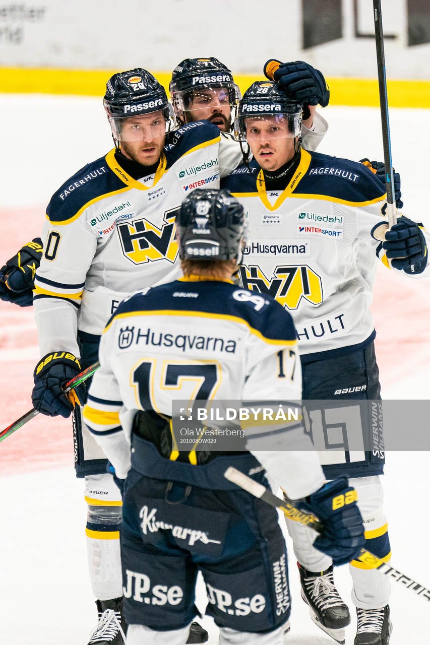 s Johannes Kinnvall, Linus Sandin och Emil Johansson jublar