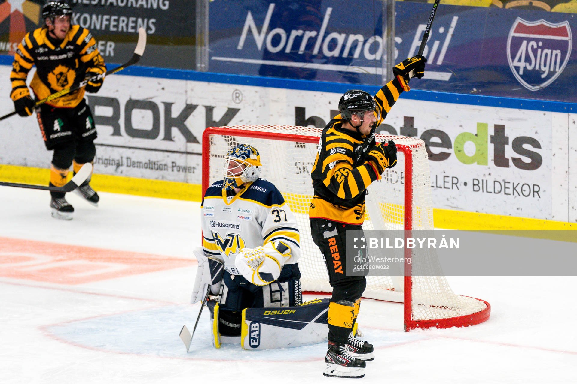 Skellefteås Jesper Frödén gör 2-0 och jublar