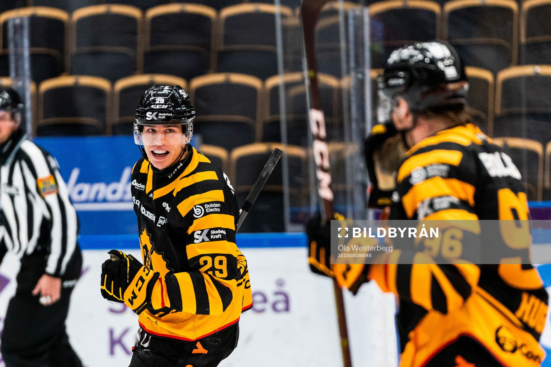 Skellefteås Albin Sundsvik och Rickard Hugg jublar