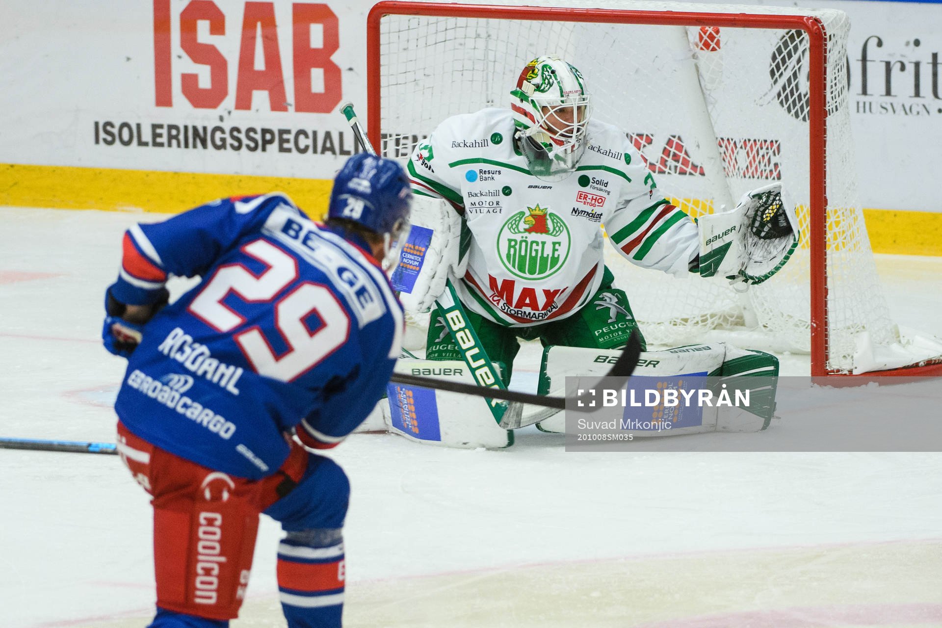 Oskarshamns Kim Rosdahl och Rögles målvakt Johan