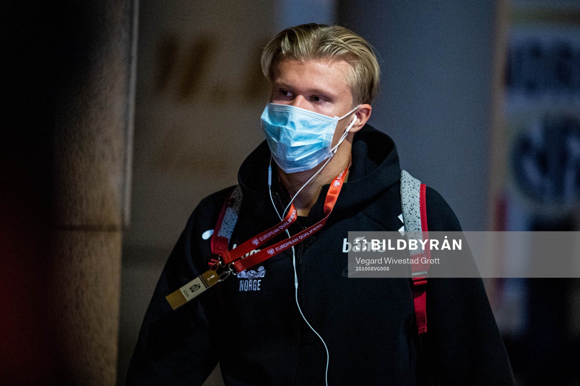 Erling Braut Haaland of Norway arrives wearing a face mask