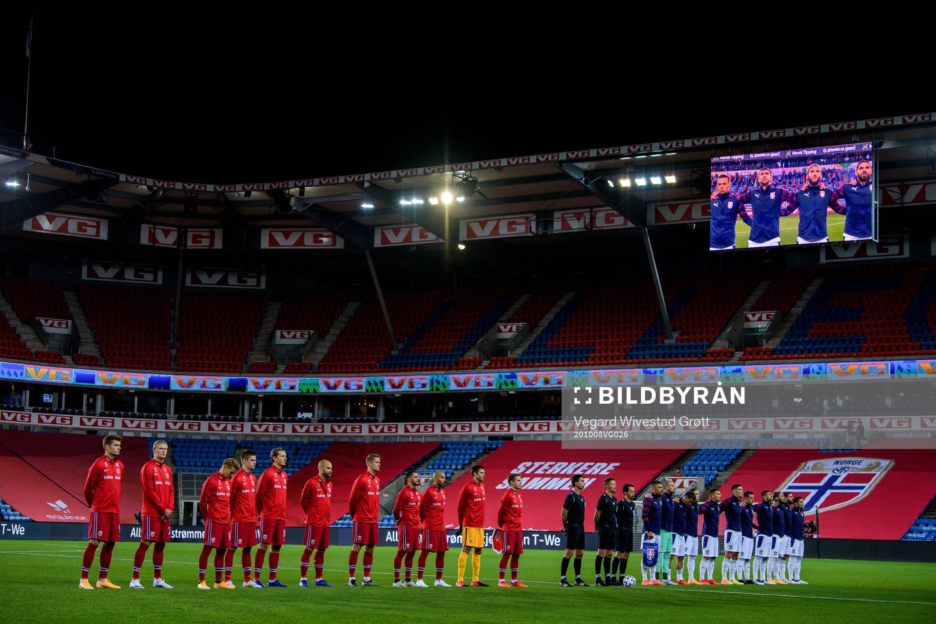 Players of Norway and Serbia line up