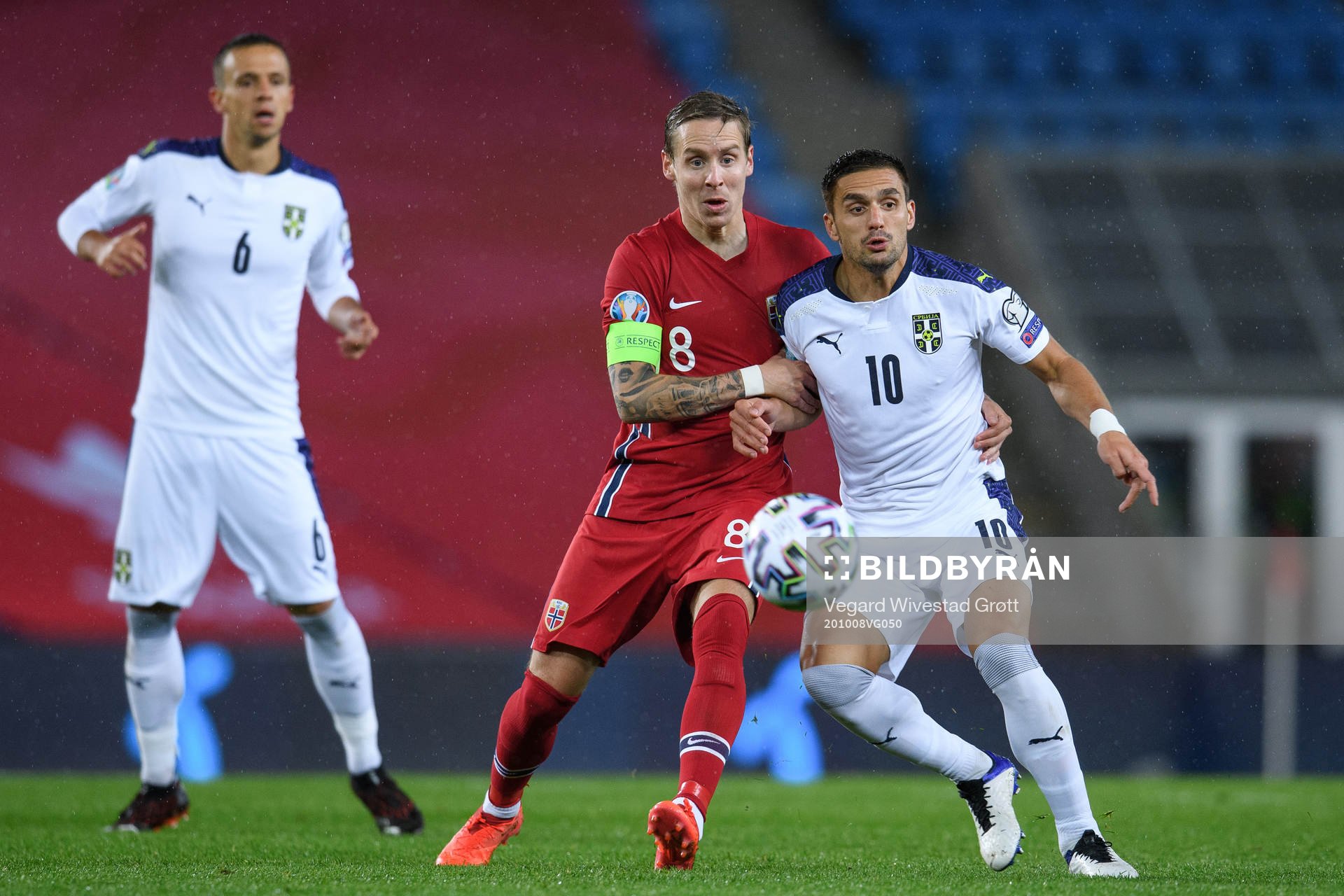 Stefan Johansen of Norway and Dusan Tadic of Serbia