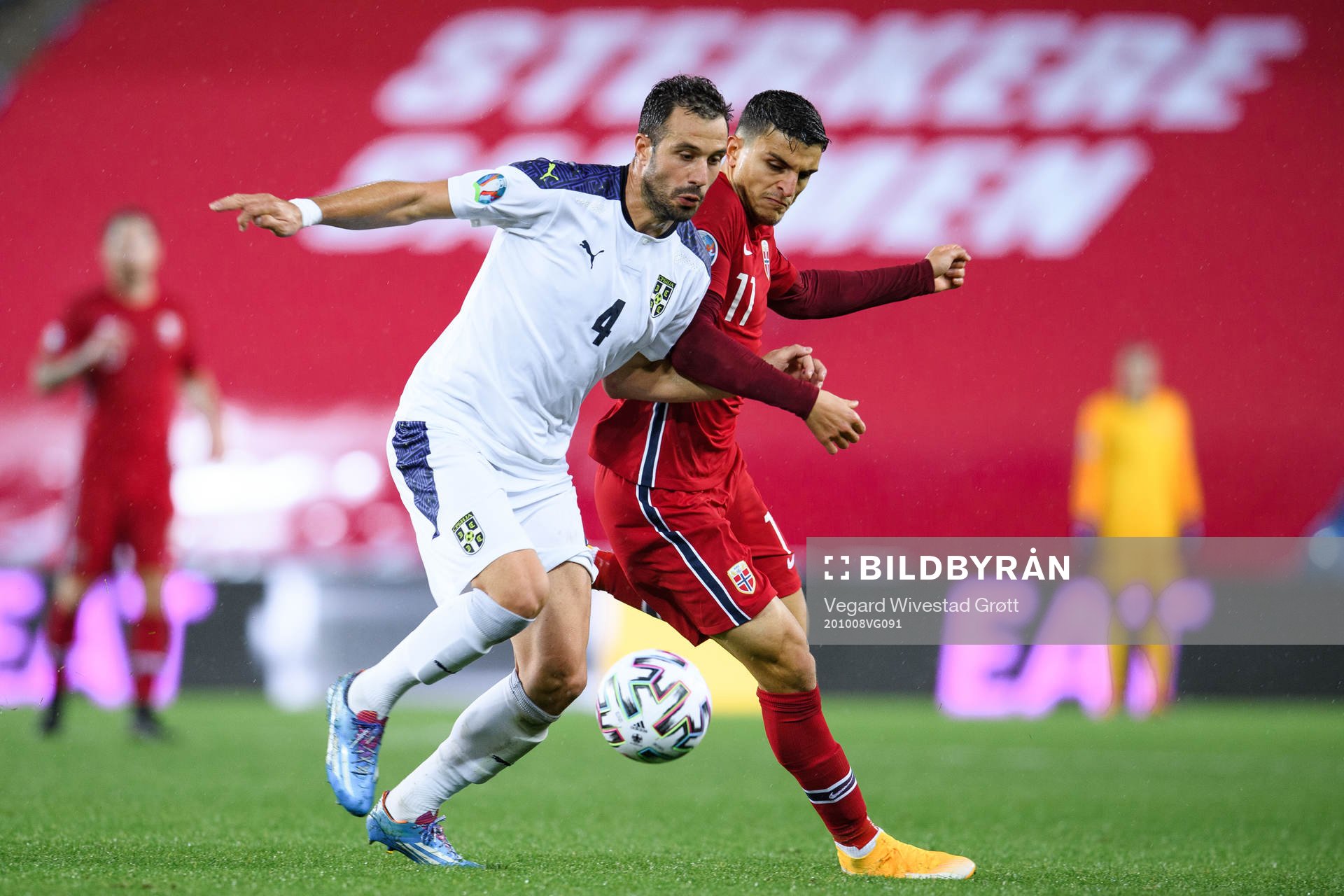 Luka Milivojevic of Serbia and Mohamed «Moi» Elyounoussi