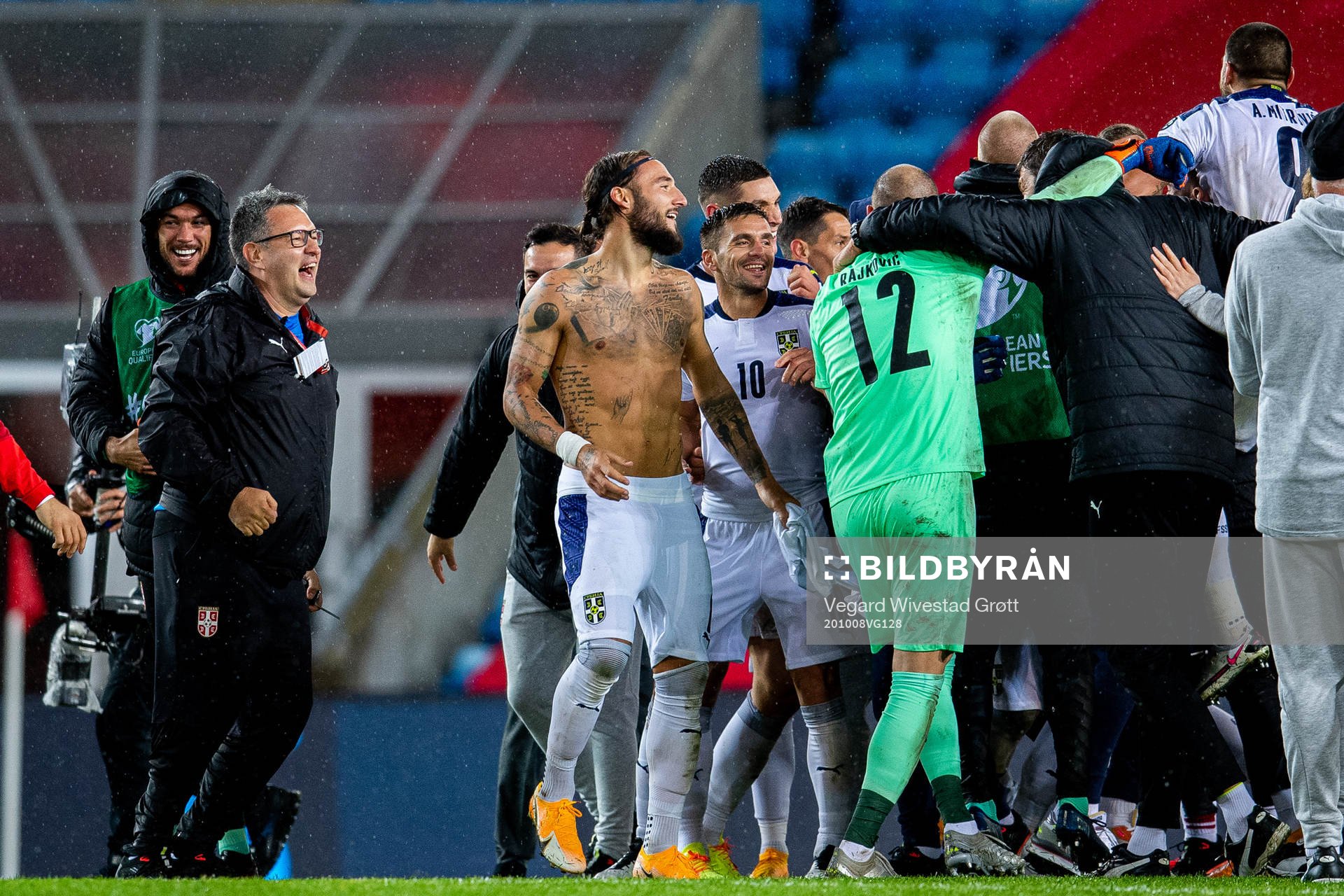 Nemanja Gudelj and players of Serbia celebrate