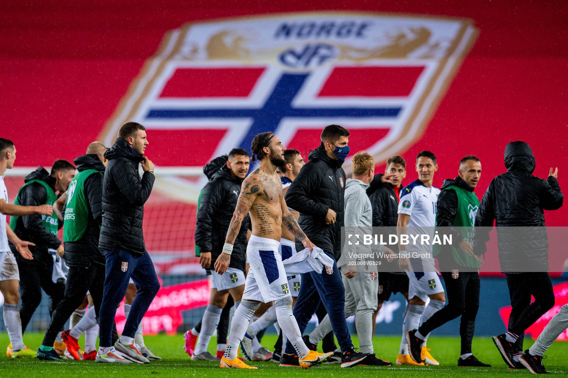 Nemanja Gudelj and players of Serbia after the UEFA Euro Qualifier play-off semi-final football match between Norway and Serbia on October 8, 2020 in Oslo.