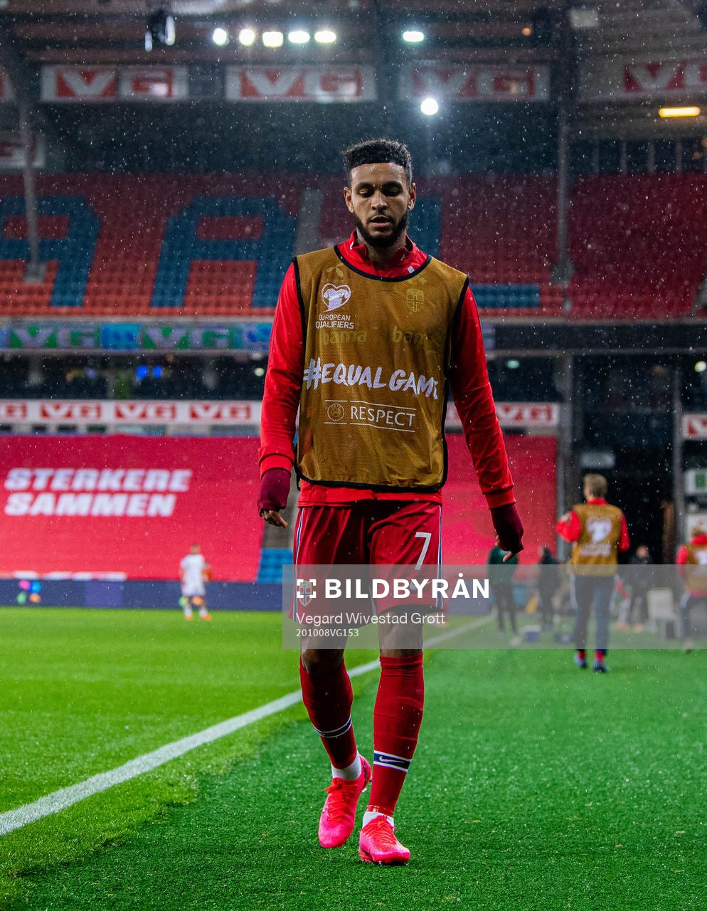 Joshua King of Norway warms up