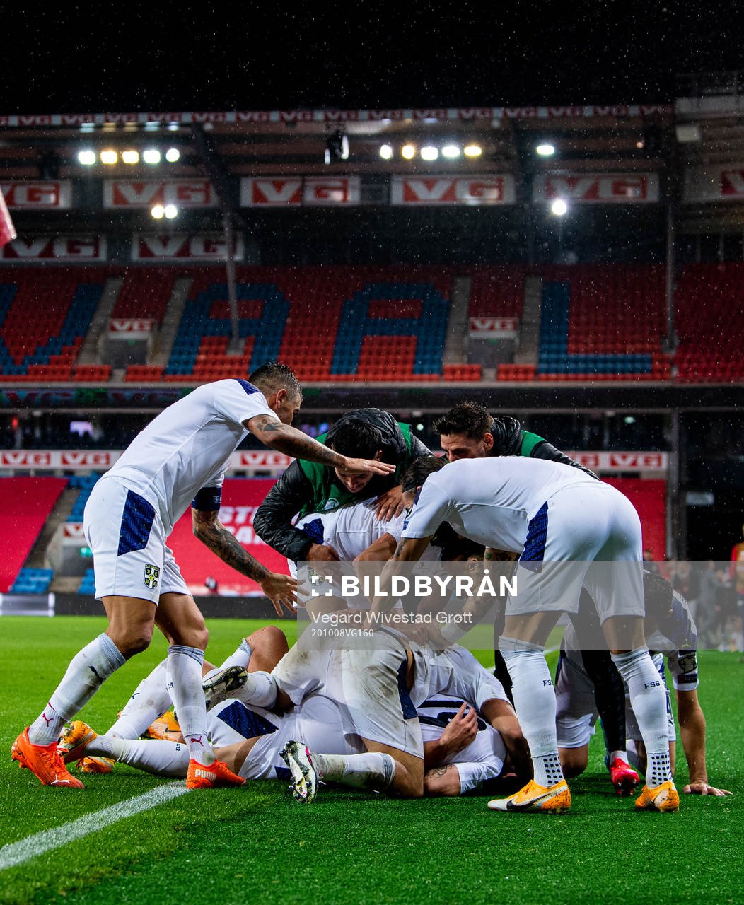 Sergej Milinkovic-Savic of Serbia celebrates with teammates after scoring 1-2 during the UEFA Euro Qualifier play-off semi-final football match between Norway and Serbia on October 8, 2020 in Oslo.