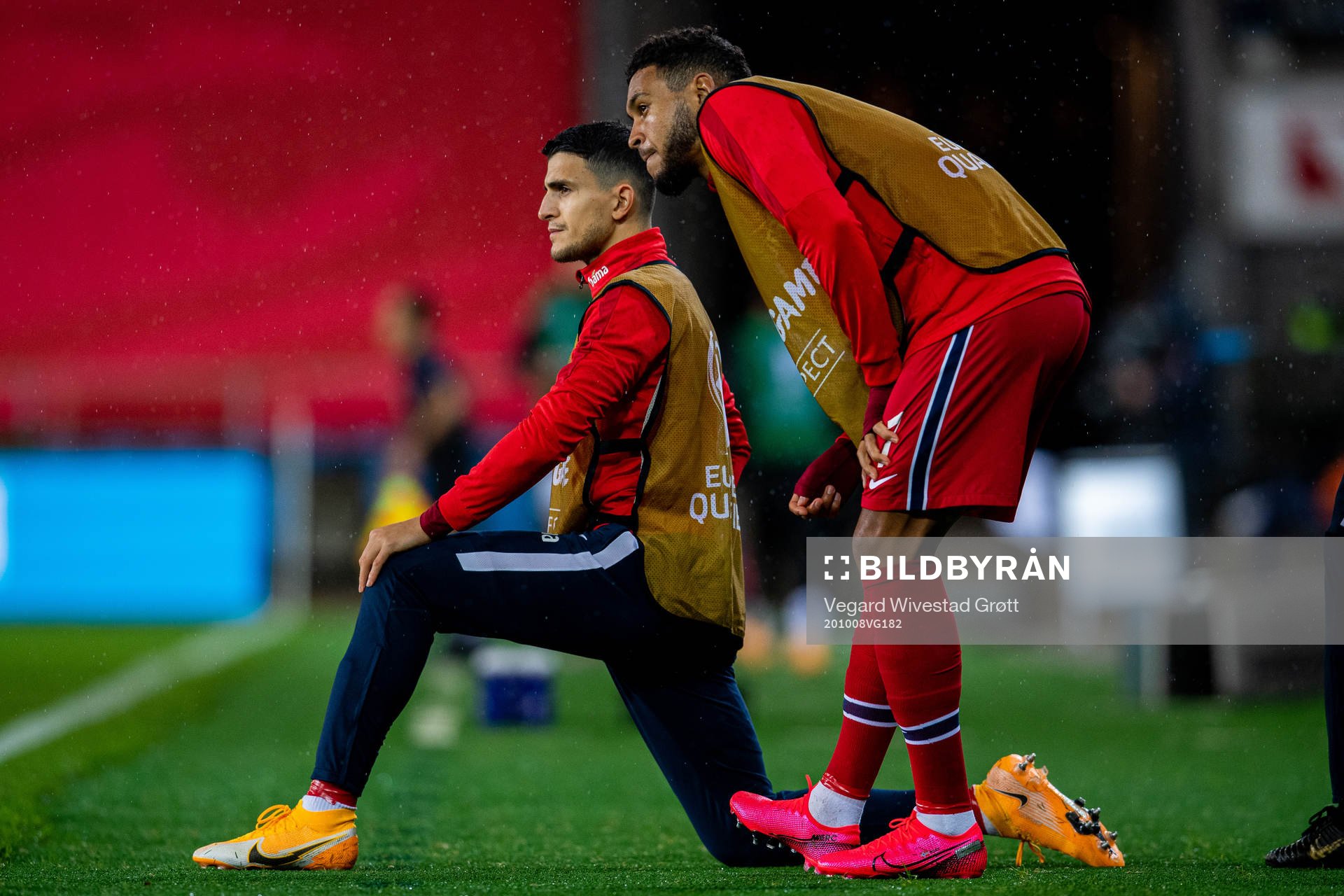 Mohamed «Moi» Elyounoussi and Joshua King of Norway warm