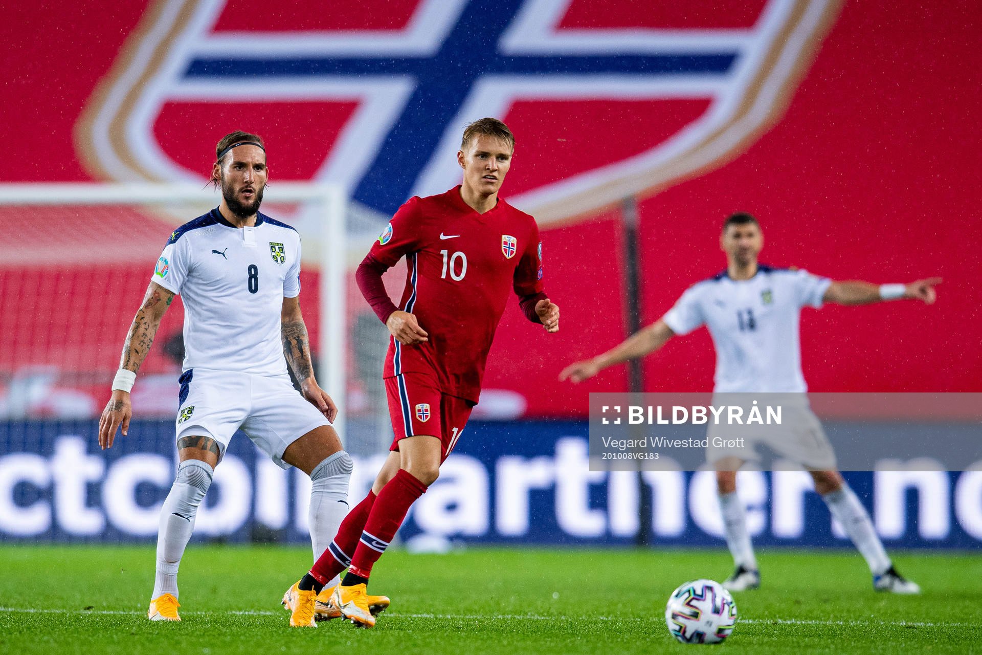 Nemanja Gudelj of Serbia and Martin Ødegaard of Norway