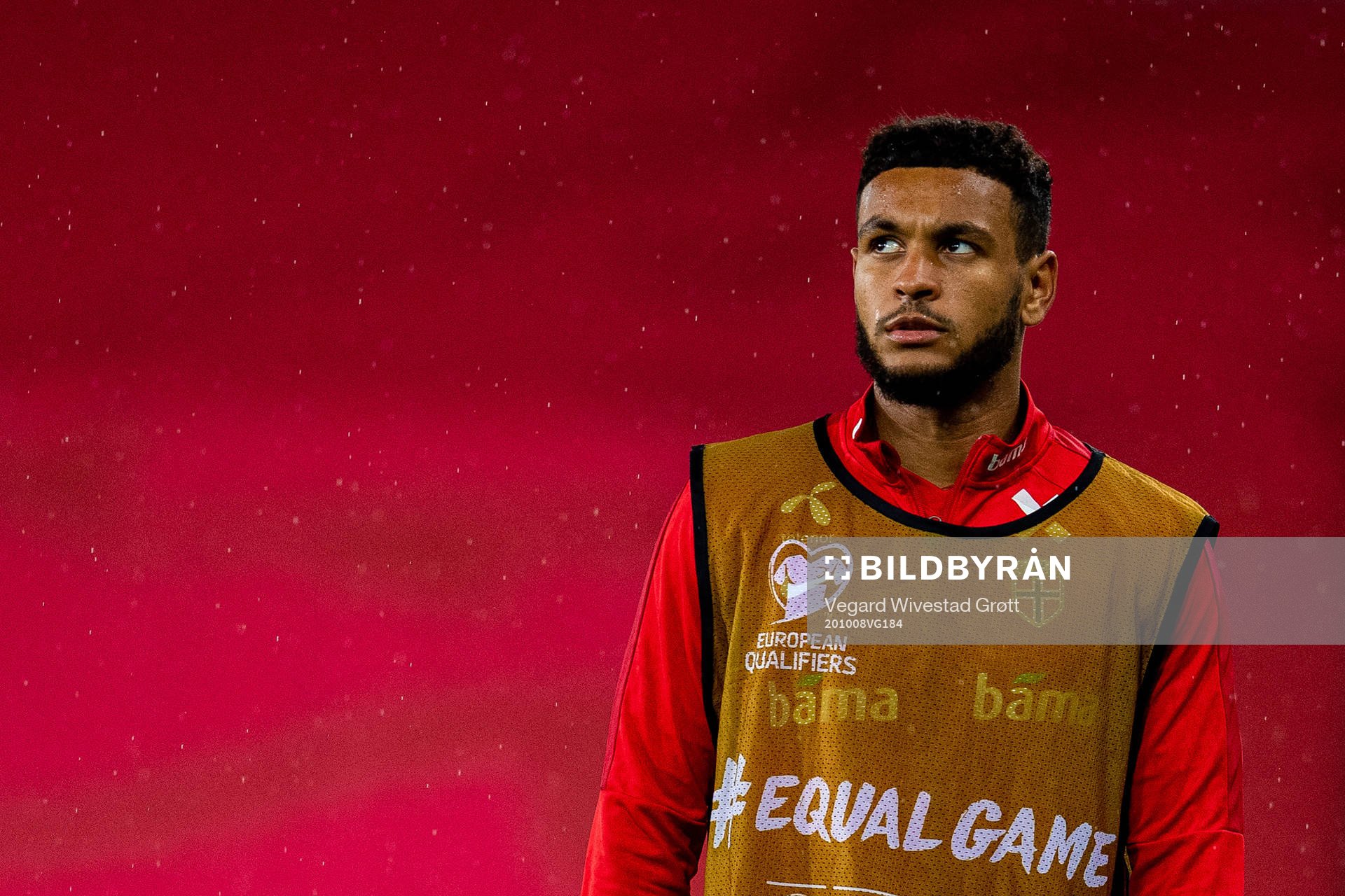 Joshua King of Norway warms up