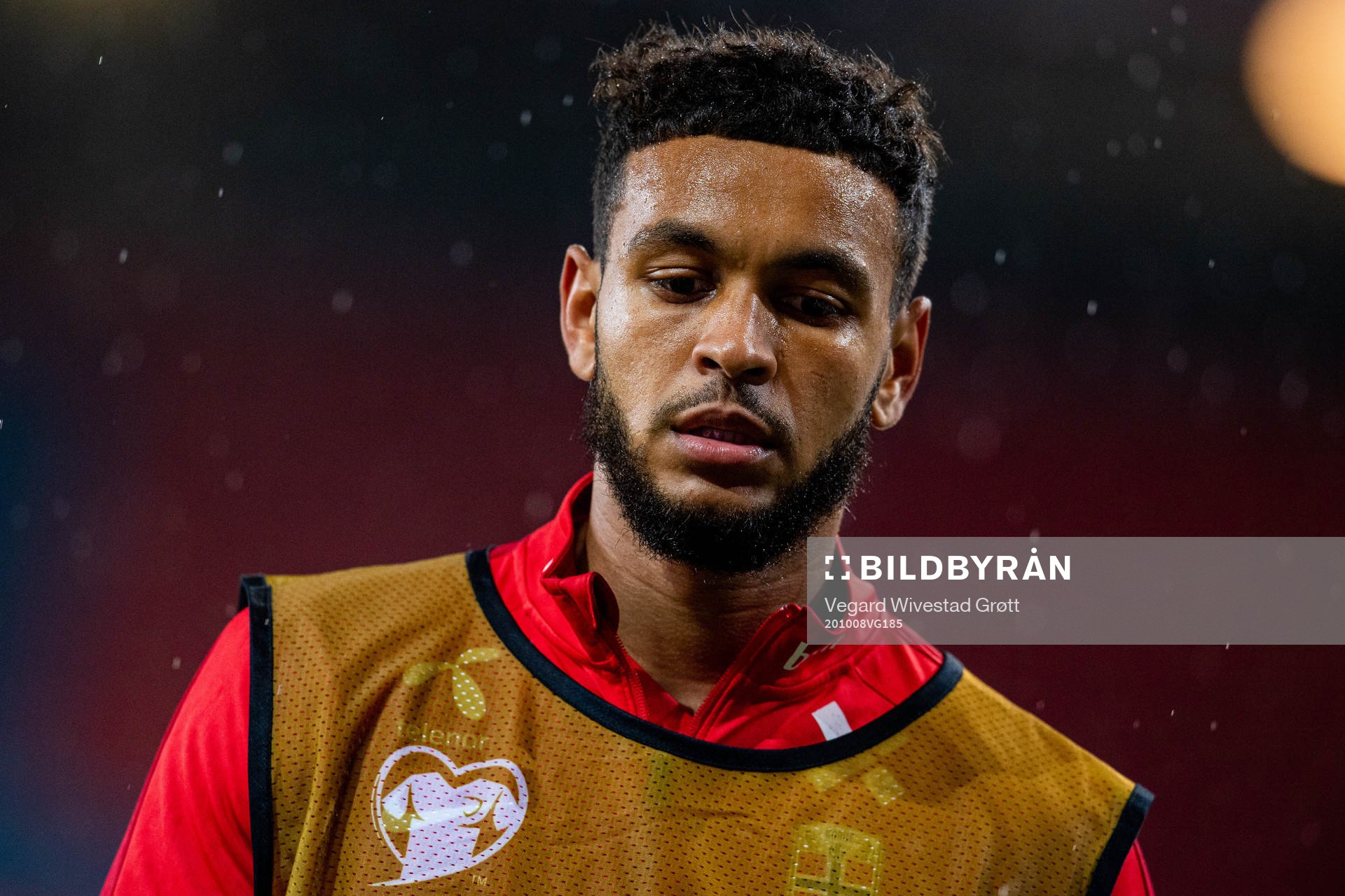 Joshua King of Norway warms up