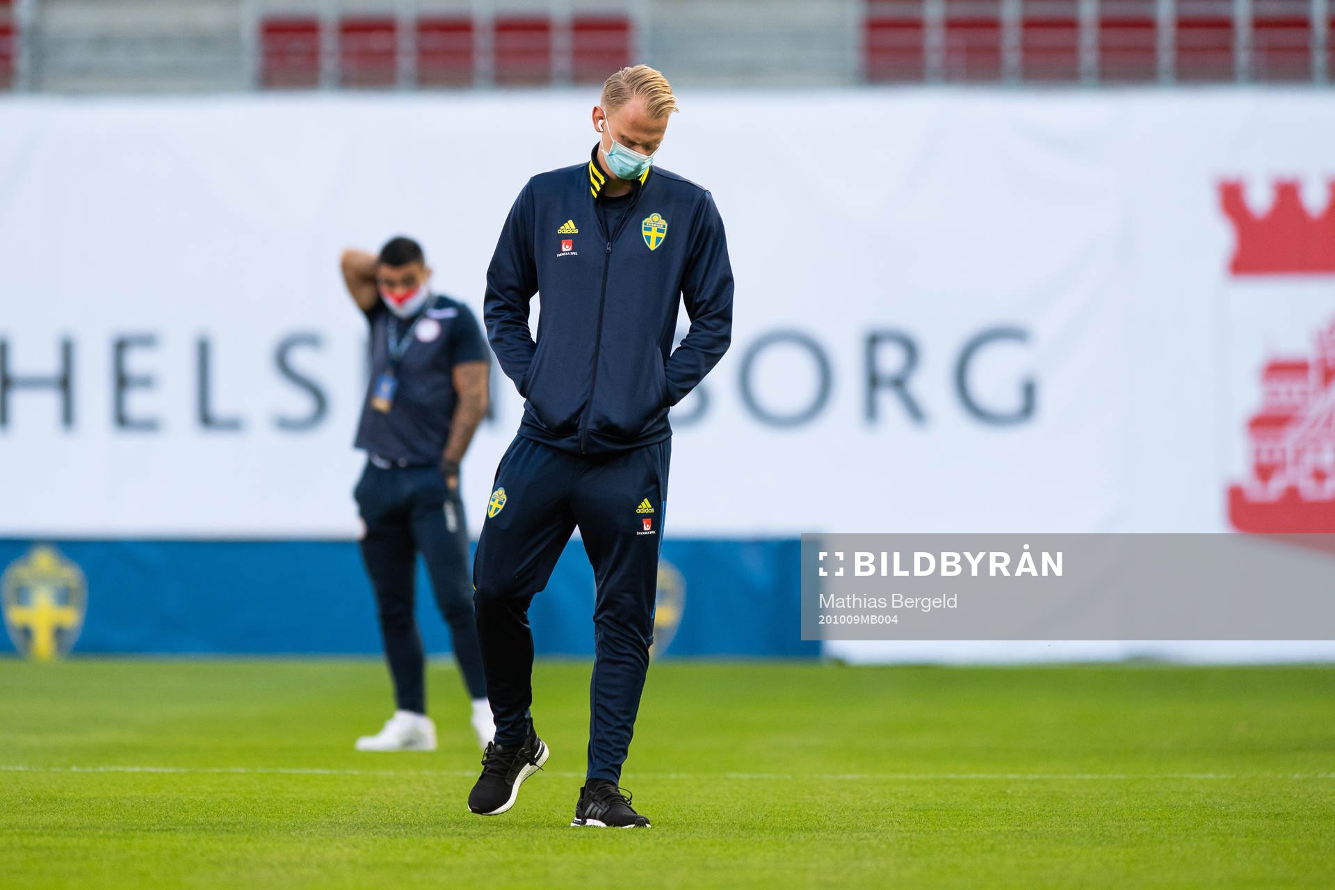 goalkeeper Pontus Dahlberg of Sweden