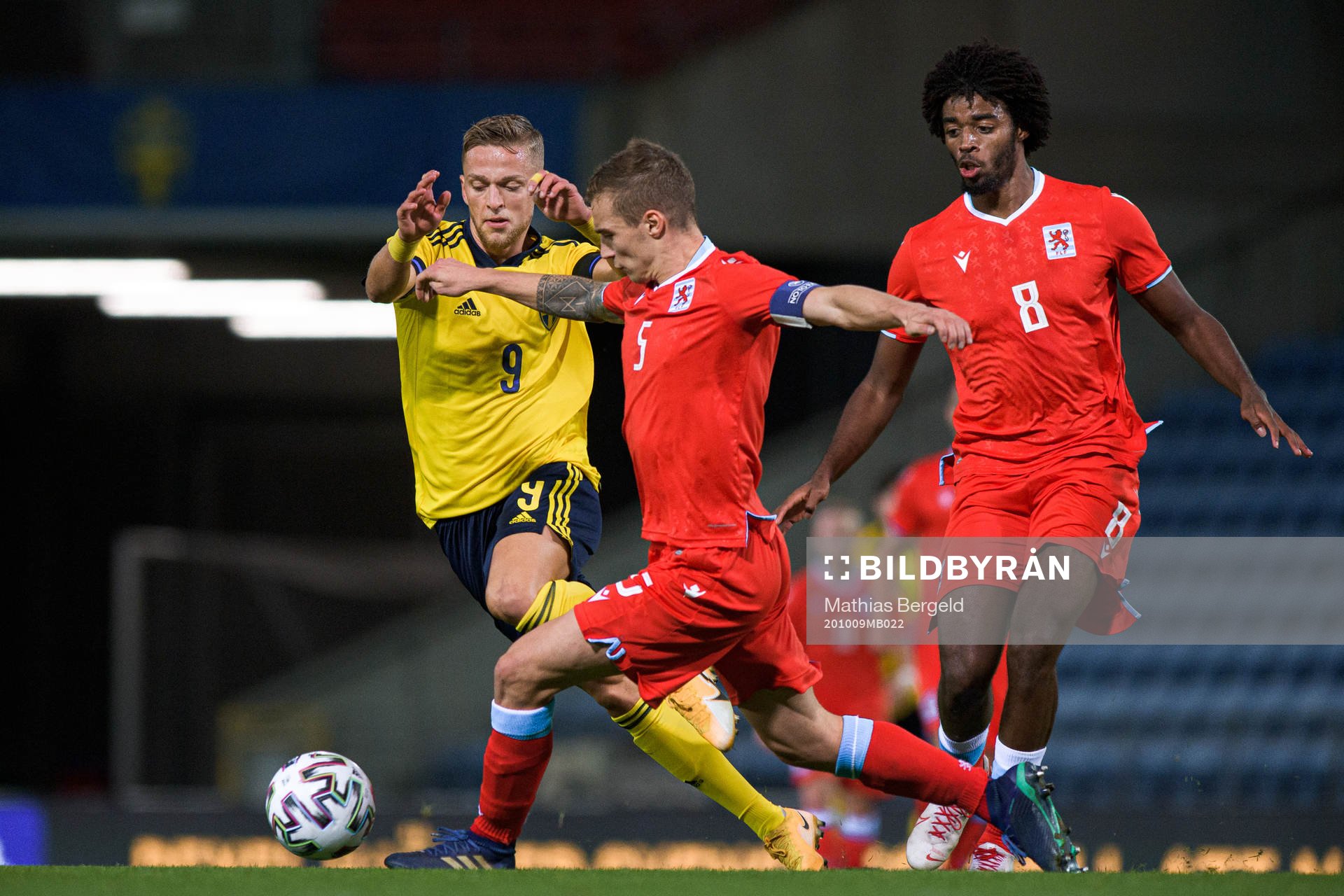 Jesper Karlsson of Sweden against Yannis Dublin and Gianni