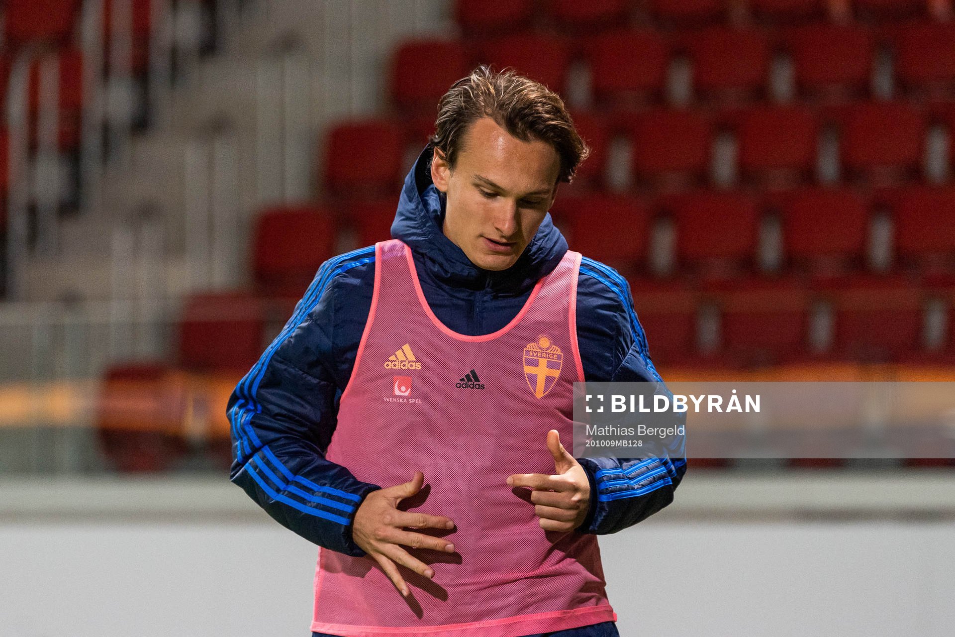 Hjalmar Ekdal of Sweden warms up