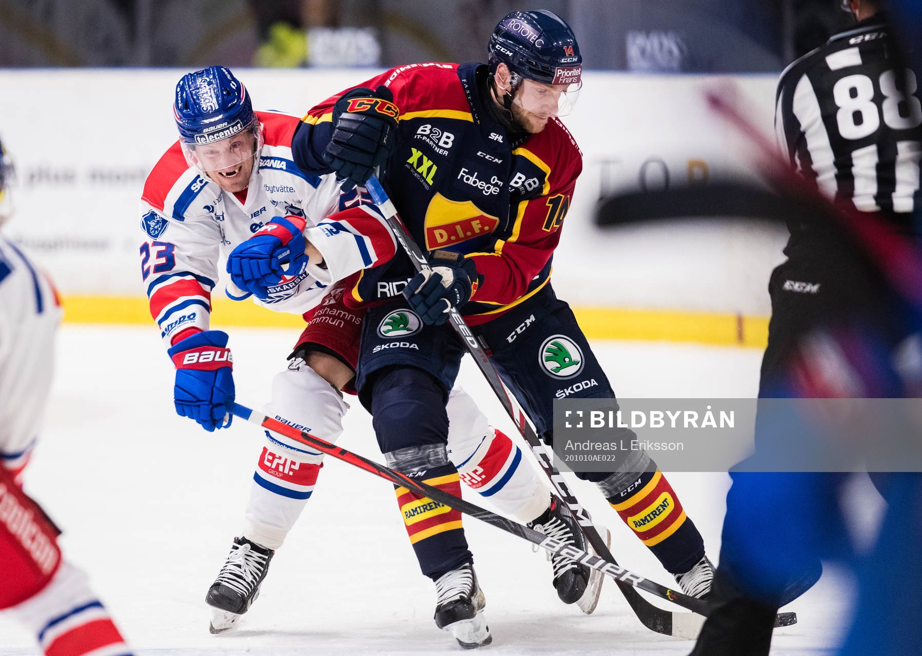 Oskarshamns Oscar Sundh och Djurgårdens Tom Wandell i kamp