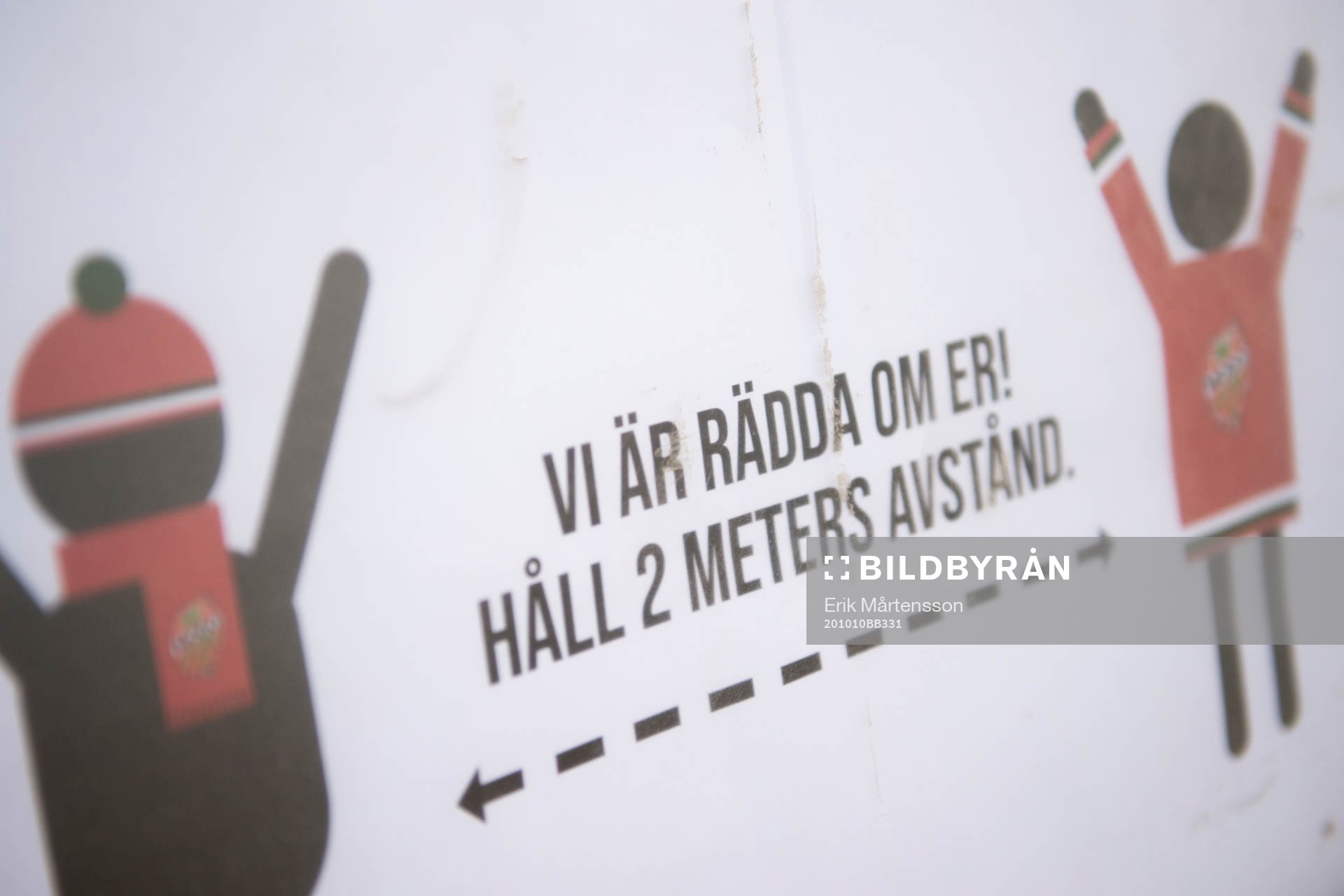 En skylt som manar till att hålla avstånd utanför