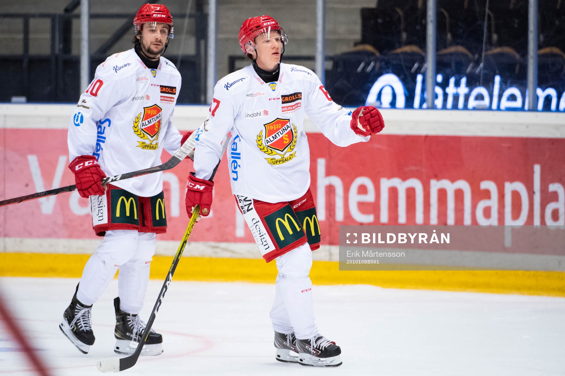 Almtunas Martin Mellberg och Jesper Norbäck jublar