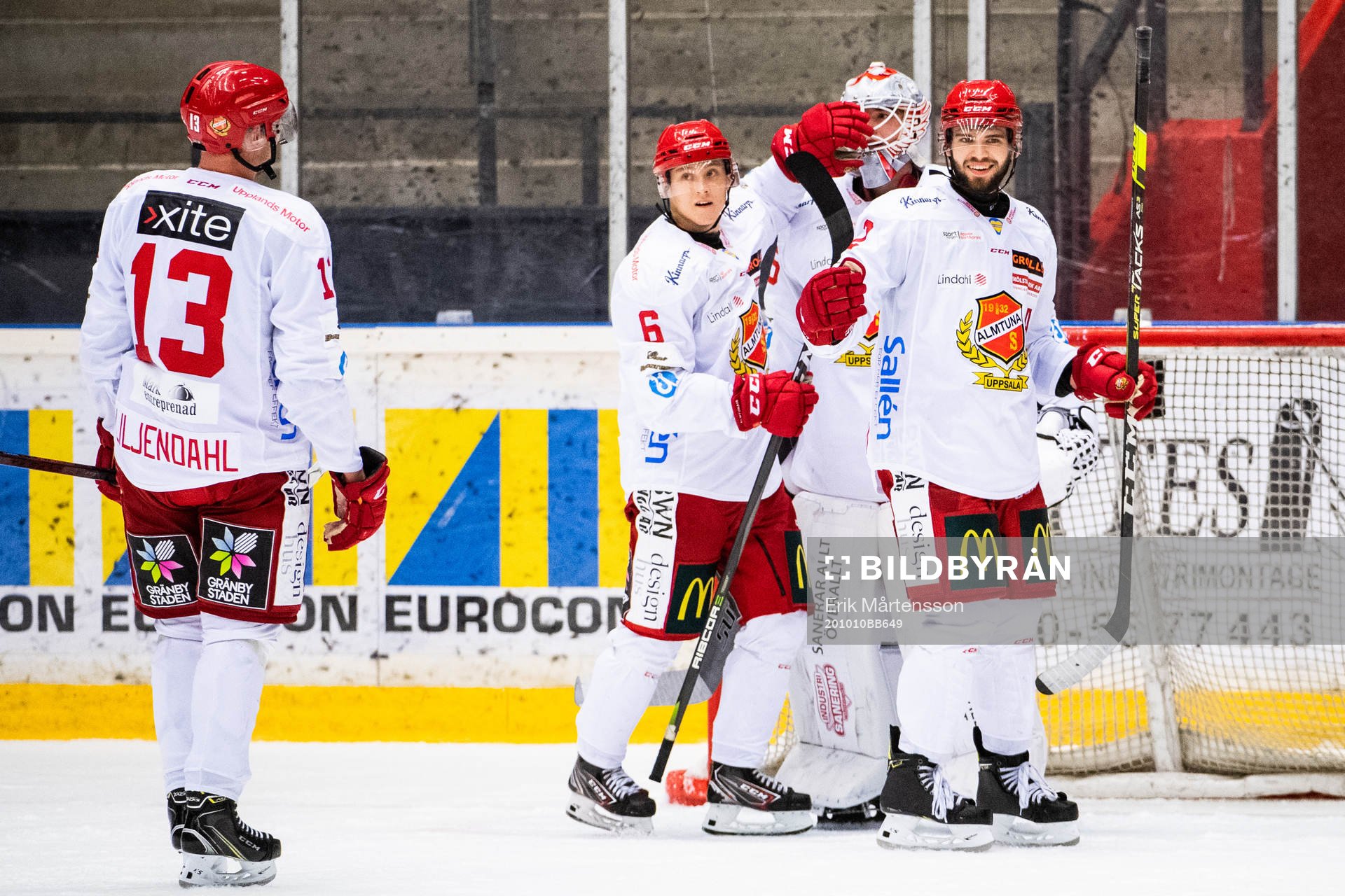 Almtunas Tobias Liljendahl och Filip Hasa jublar