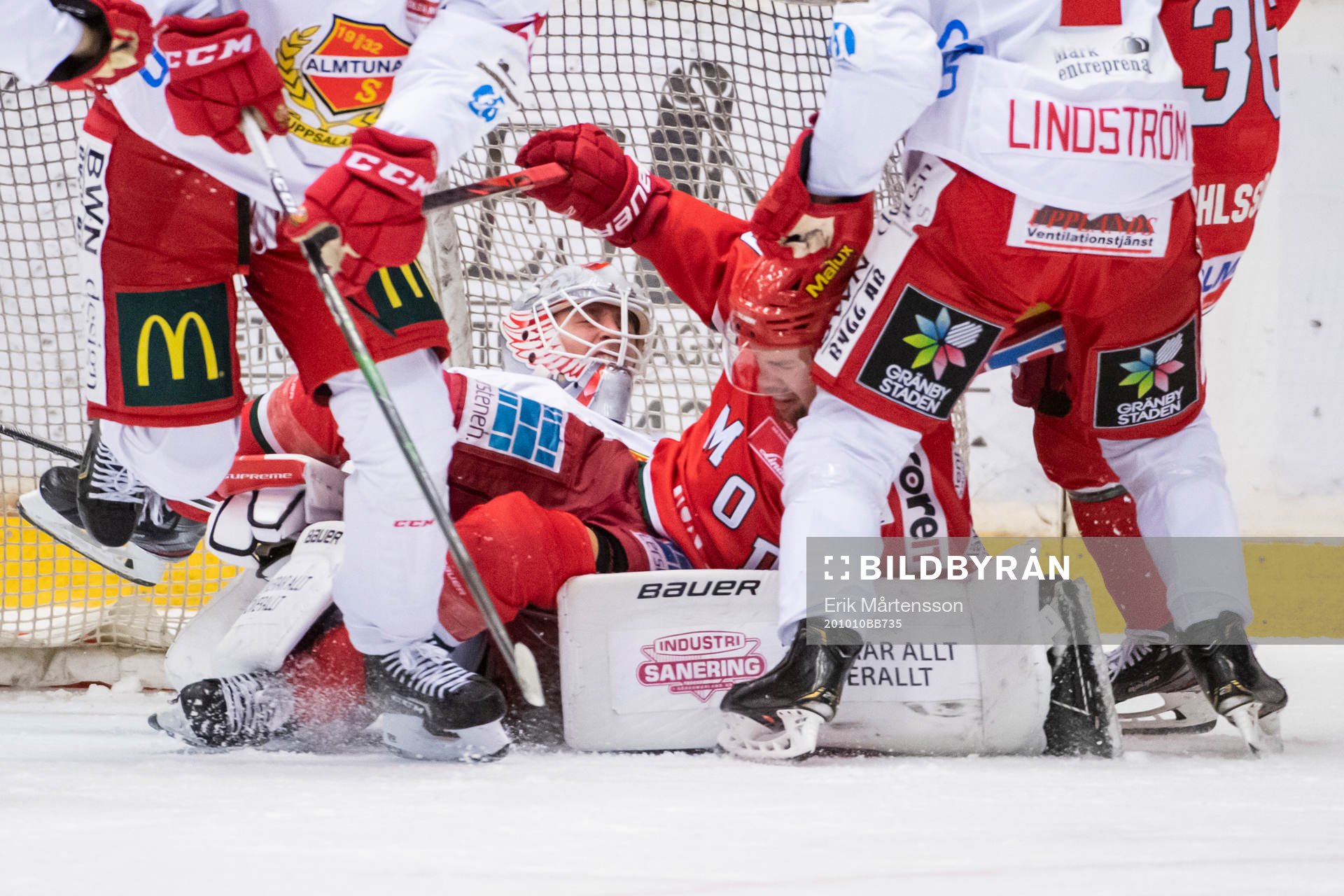 Almtunas målvakt Filip Larsson och Modos Kalle Jellvert